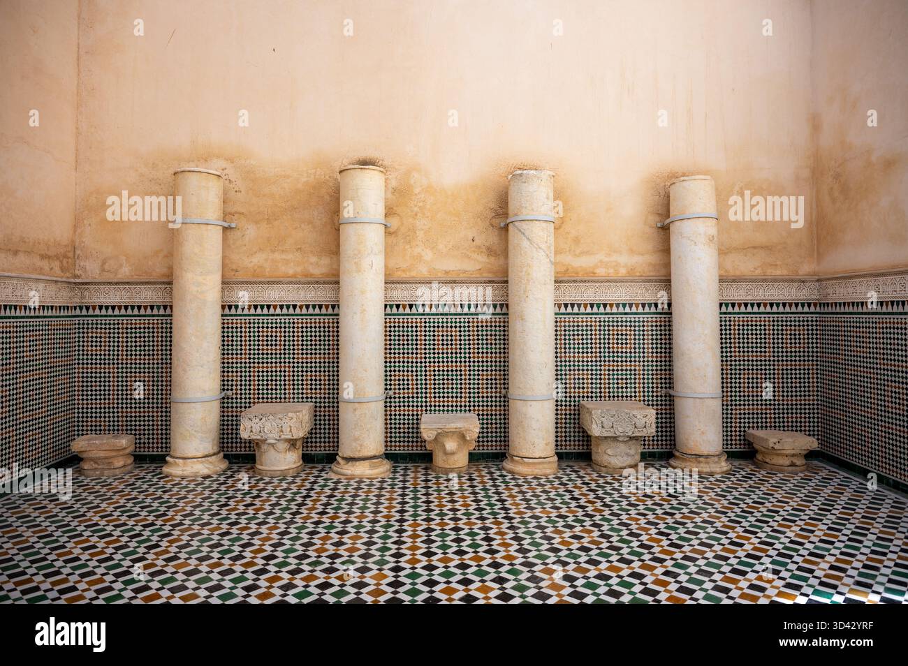 Römische Säulen mit dekorativen Kapitellen im Mausoleum von Moulay Ismail in Meknes, Marokko. Stockfoto
