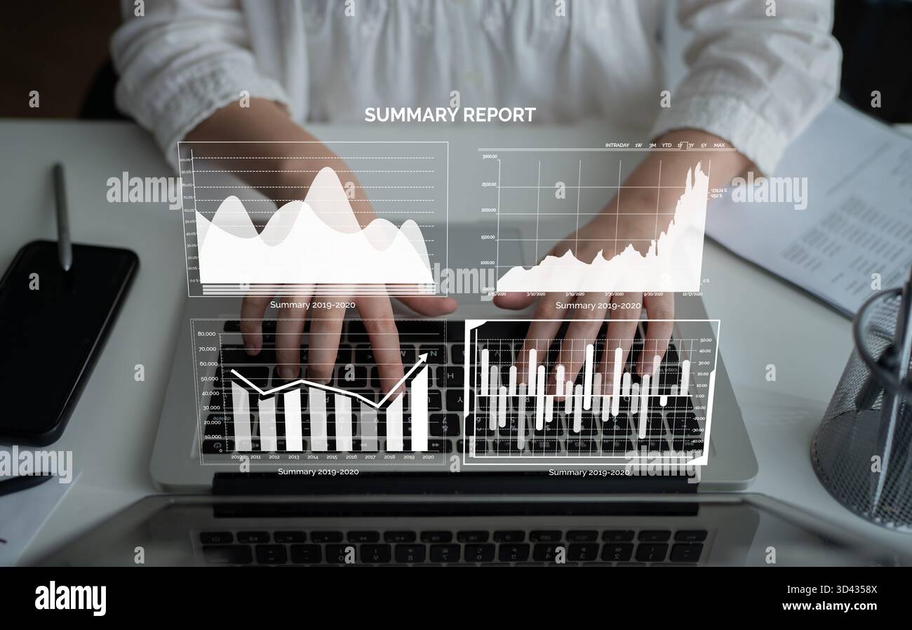 Ein Geschäftsmann arbeitet auf einem Laptop und arbeitet mit detaillierten Statistiken und Diagrammen in einer modernen Büroumgebung. Der Übersichtsbericht spiegelt Daten wider Stockfoto