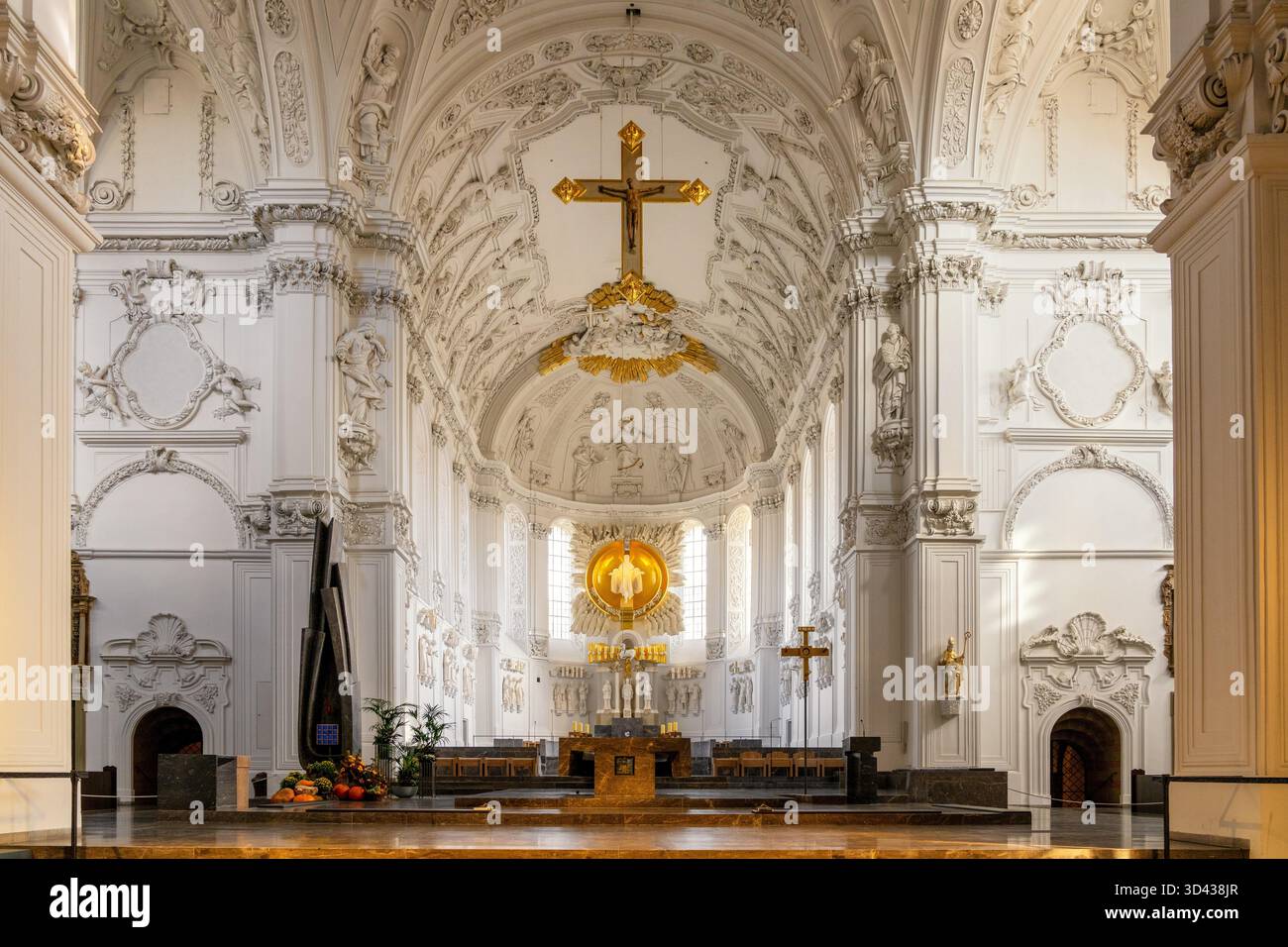 Würzburg, Deutschland - 9. Oktober 2025: Innenansicht des Mittelschiffs und Altars des romanisch-katholischen St.-Kilians-Doms Stockfoto