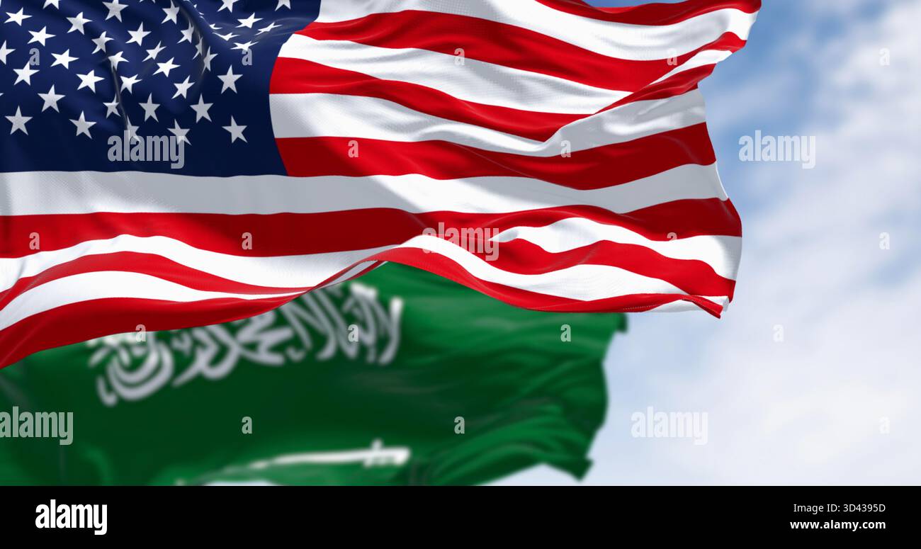 3D-Rendering von Saudi-Arabien und US-Flaggen, die nebeneinander schwenken. Symbol für internationale Identität, Patriotismus und kulturelle Einheit zwischen Ost und West Stockfoto