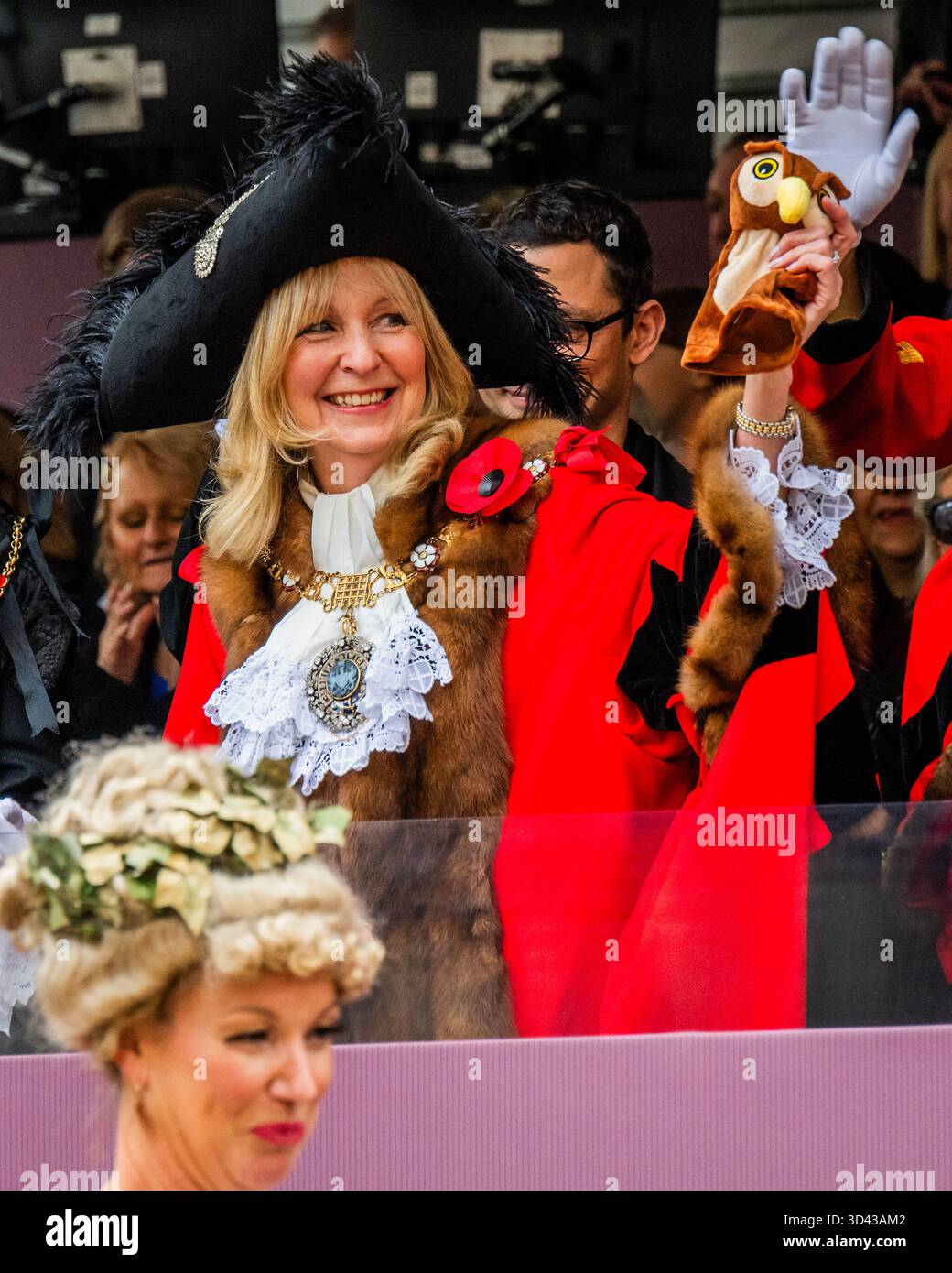 London, Großbritannien. November 2025. The intitute of Couriers liefert dem Bürgermeister die Handpuppe der Knowledge Eulen – die Lord Mayor's Show 2025 stellt die 697. Lord Mayor of London, Dame Susan Langley DBE (im Bild) vor, die zuvor aus der Aldgate-Gemeinde stammt. Sie ist die dritte Frau, die das Amt seit über 800 Jahren innehatte, und die erste Frau, die den Titel „Lady Mayor of London“ erhielt. Die Show geht auf das frühe 13. Jahrhundert zurück, als König John gewährte, dass die City of London einen eigenen Bürgermeister ernennen könne, dass sie aber flussaufwärts nach Westminster kommen und der Krone Loyalität schwören müssten. Guy Bell/Alamy Live News Stockfoto