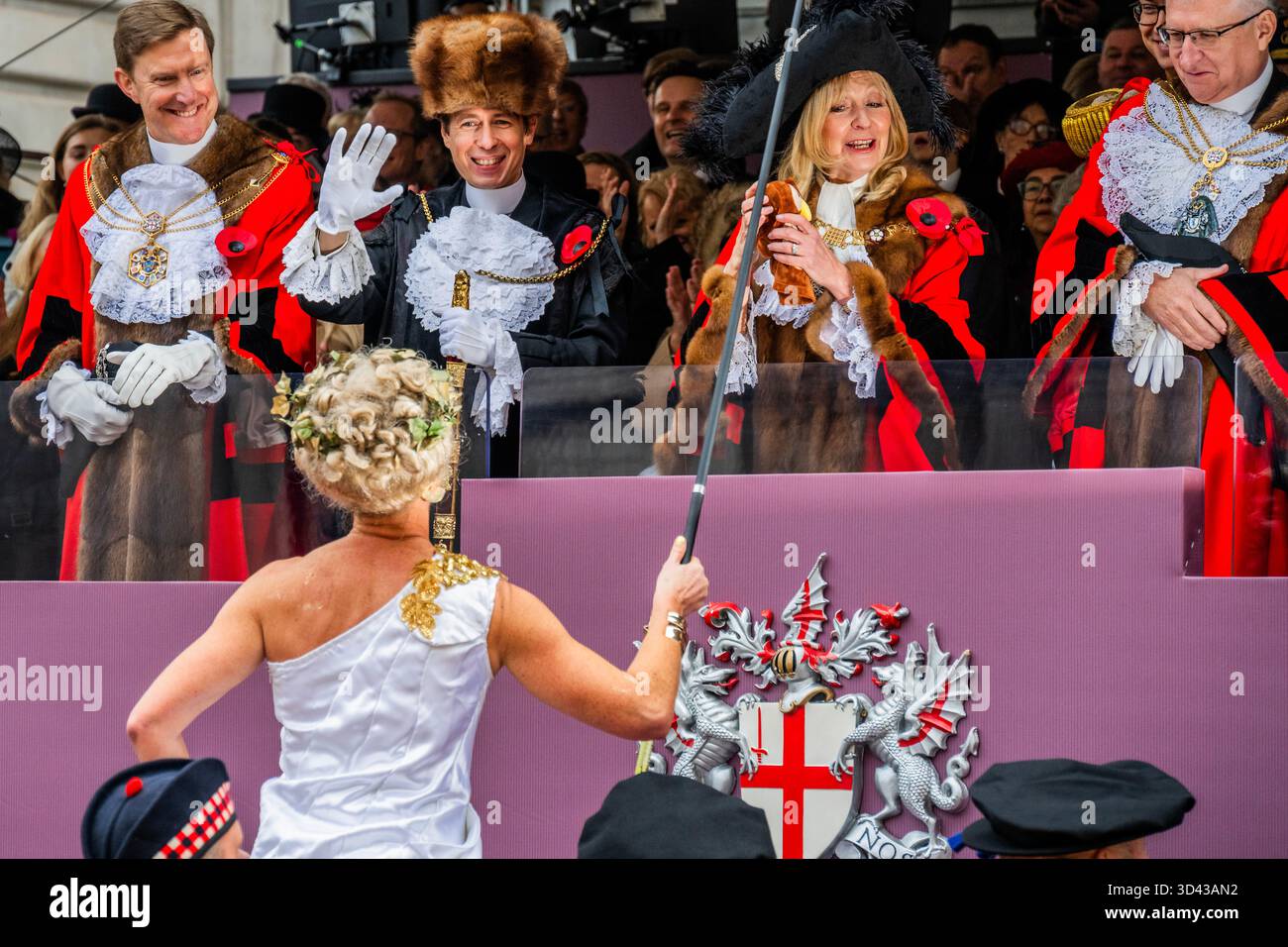 London, Großbritannien. November 2025. The intitute of Couriers liefert dem Bürgermeister die Handpuppe der Knowledge Eulen – die Lord Mayor's Show 2025 stellt die 697. Lord Mayor of London, Dame Susan Langley DBE (im Bild) vor, die zuvor aus der Aldgate-Gemeinde stammt. Sie ist die dritte Frau, die das Amt seit über 800 Jahren innehatte, und die erste Frau, die den Titel „Lady Mayor of London“ erhielt. Die Show geht auf das frühe 13. Jahrhundert zurück, als König John gewährte, dass die City of London einen eigenen Bürgermeister ernennen könne, dass sie aber flussaufwärts nach Westminster kommen und der Krone Loyalität schwören müssten. Guy Bell/Alamy Live News Stockfoto