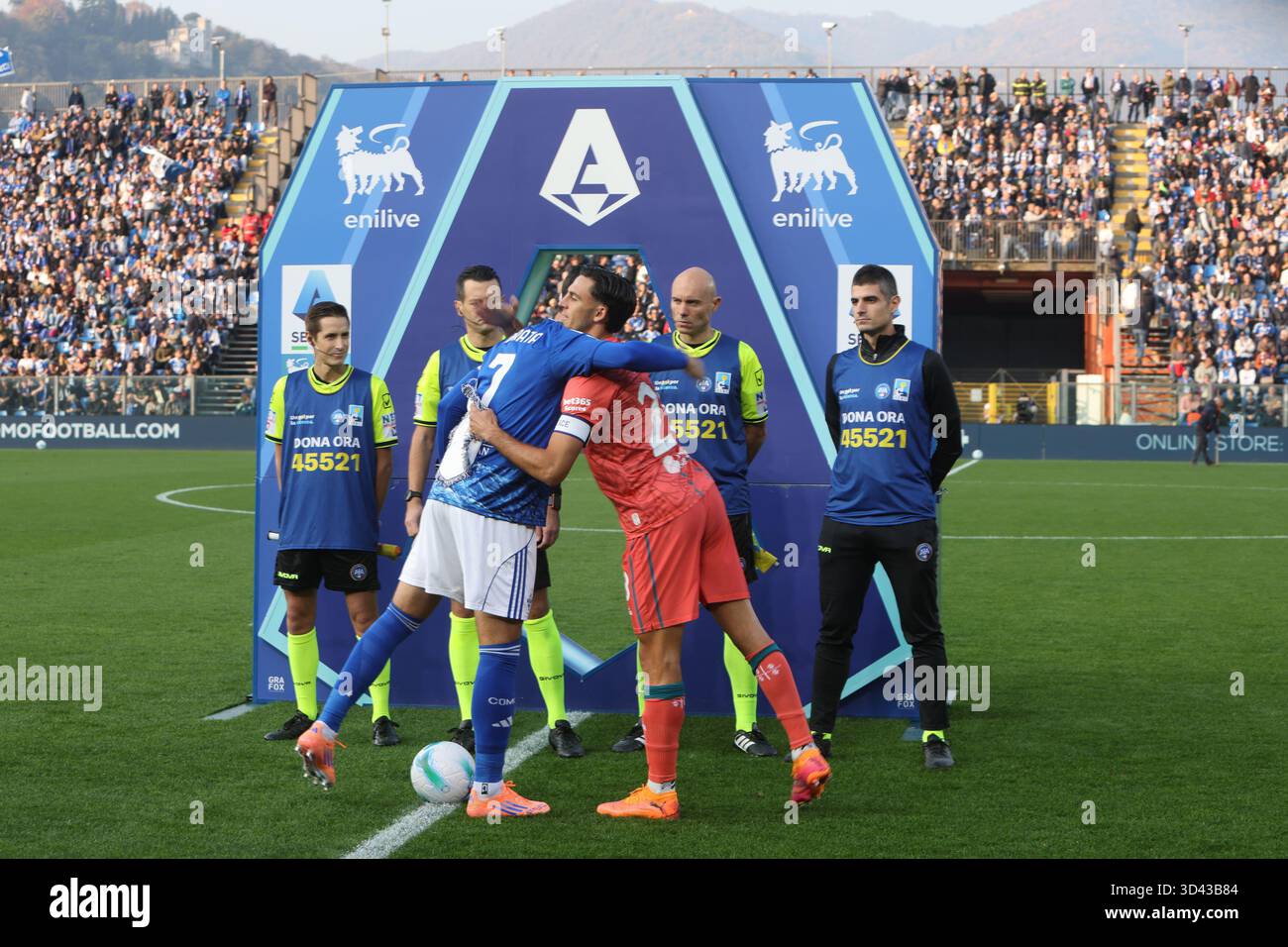 Como, Italien. November 2025. ComoÕs zwei Kapitäne während des Fußballspiels der Serie A zwischen Como und Cagliari im Giuseppe Sinigaglia-Stadion in Como, Norditalien - 8. November 2025 Sport - Soccer. (Foto: Antonio Saia/LaPresse) Credit: LaPresse/Alamy Live News Stockfoto