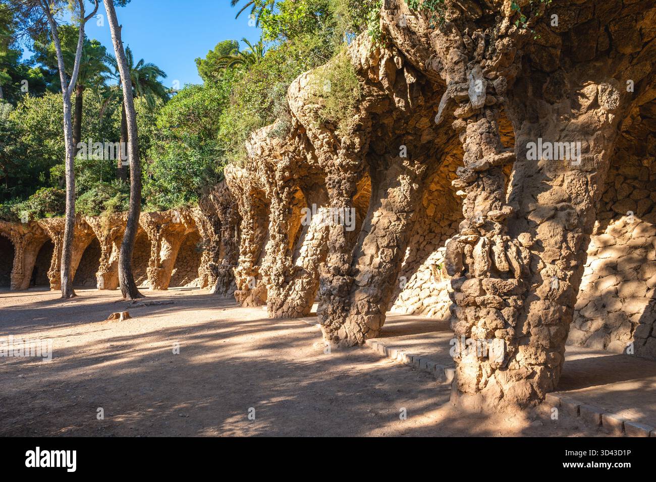 Terrassenstützmauern im Park Güell im Viertel La Salut in Barcelona, Katalonien, Spanien Stockfoto