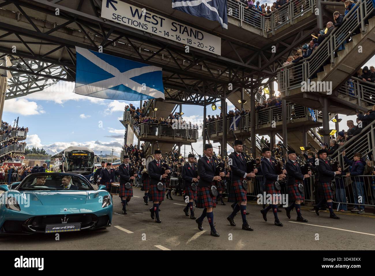 8. November 2025; Murrayfield Stadium, Edinburgh, Schottland: Nations Series International Rugby, Schottland gegen Neuseeland; Eine Rohrband eskortiert das schottische Team Credit: Action Plus Sports Images/Alamy Live News Stockfoto