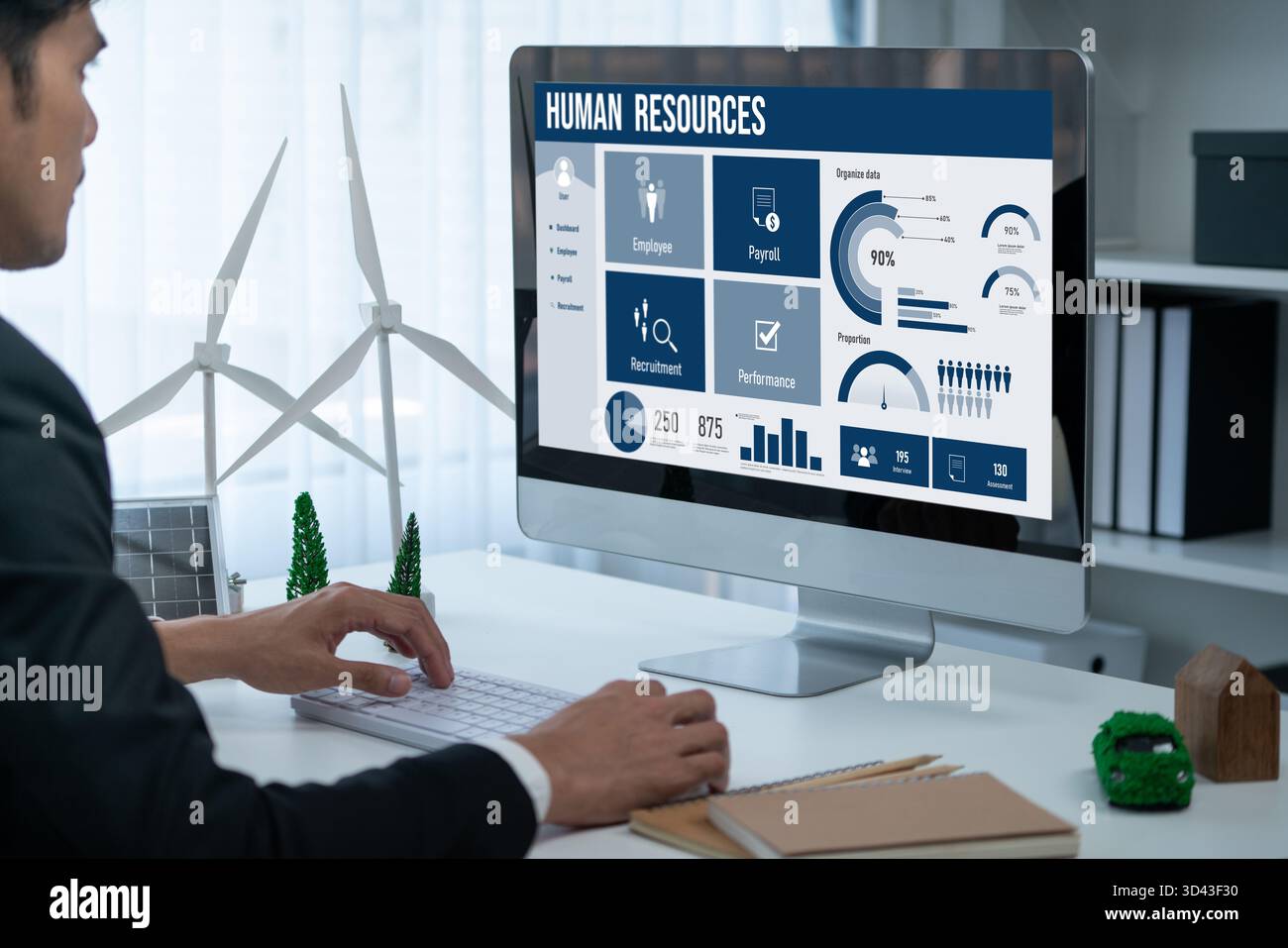 Software zur Personalverwaltung auf dem Computerbildschirm, die Personalmitarbeiter bei der Verwaltung von Personalbeschaffung, Gehaltsabrechnung, Personalsuche und KPI unterstützt Stockfoto