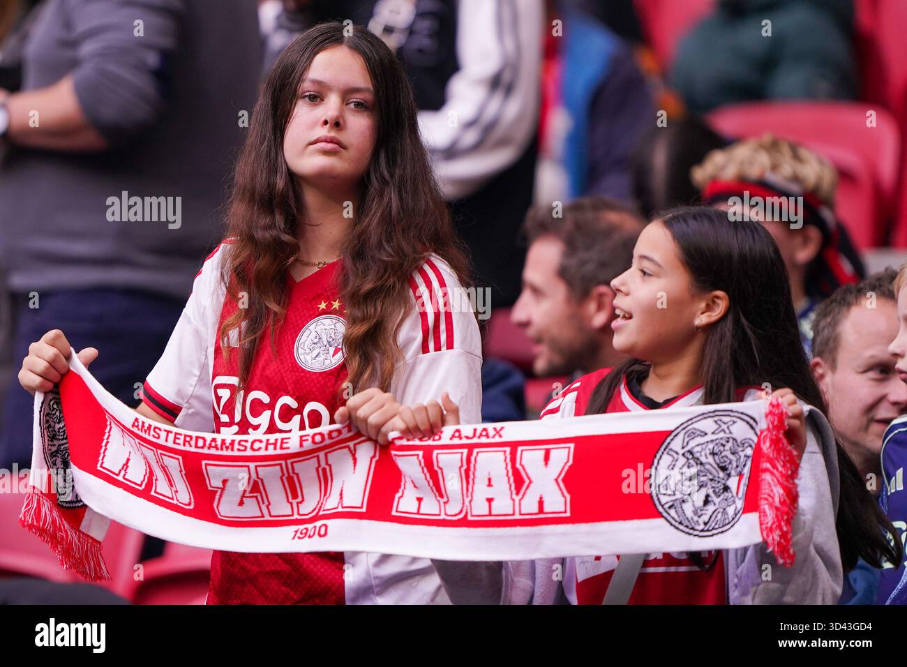 Amsterdam, Niederlande. November 2025. AMSTERDAM, NIEDERLANDE - 8. NOVEMBER: Fans von Ajax unterstützen ihr Team beim Euro Jackpot Vrouwen Eredivisie Spiel in der Johan Cruijff Arena am 8. November 2025 in Amsterdam. (Foto von Andre Weening/Orange Pictures) Credit: Orange Pics BV/Alamy Live News Stockfoto