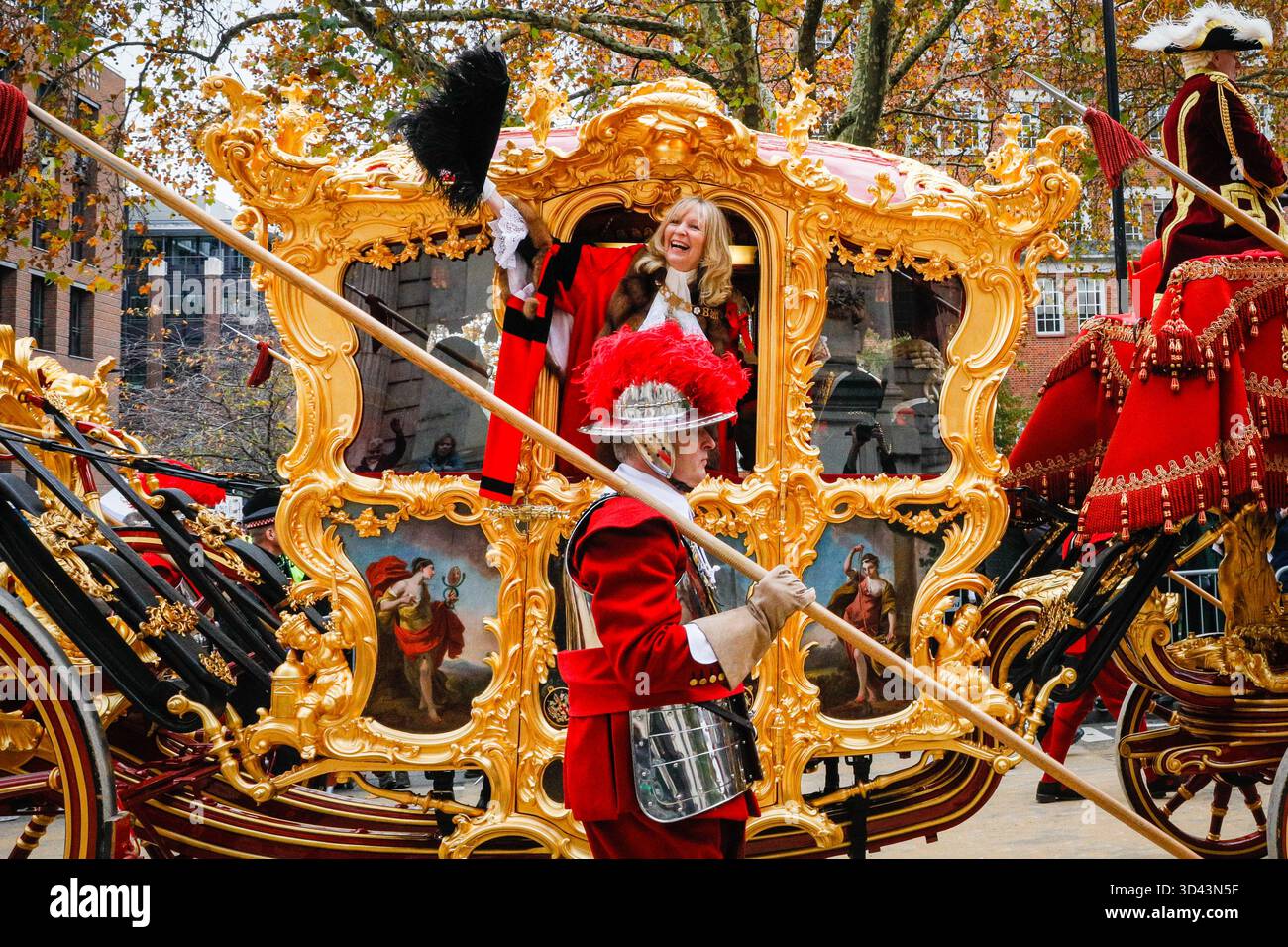 London, Großbritannien. November 2025. Die Bürgermeisterin der New Lady, Dame Susan Langley DBE, winkt von der vergoldeten State Carriage auf dem Weg. Zum ersten Mal in ihrer 800-jährigen Geschichte wird die Lord Mayor's Show zur Lady Mayor's Show, einem historischen Meilenstein der City of London. Dame Susan ist die dritte Frau, die die Rolle innehat, aber die erste, die den Titel "Lady Mayor" annahm. Quelle: Imageplotter/Alamy Live News Stockfoto