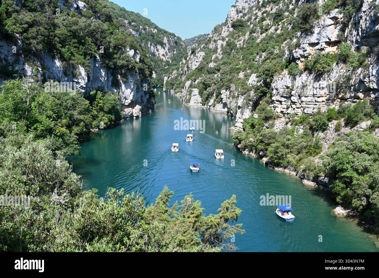 Umweltfreundliche kleine elektrische Mietboote auf der Unterschlucht oder den Basses Gorges der Verdon Gorge in der Nähe von Quinson Alpes-de-Haute-Provence Frankreich Stockfoto