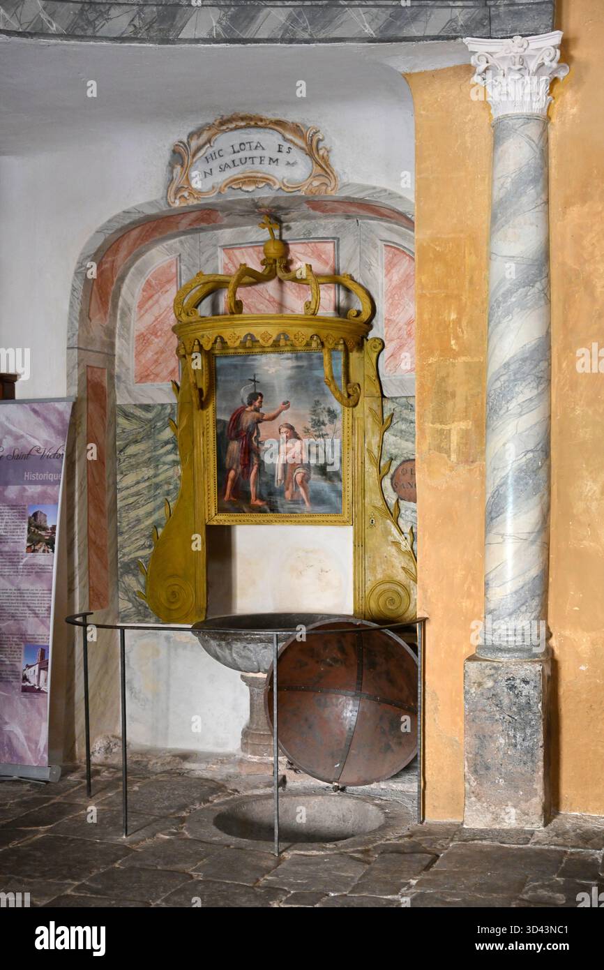 Taufe Christi, Taufschrift Schriftart & Barock lateinische Inschrift 'HIC lota es in salutem' (hier sind Sie gewaschen & gesund) St. Victor Kirche Castellane F. Stockfoto