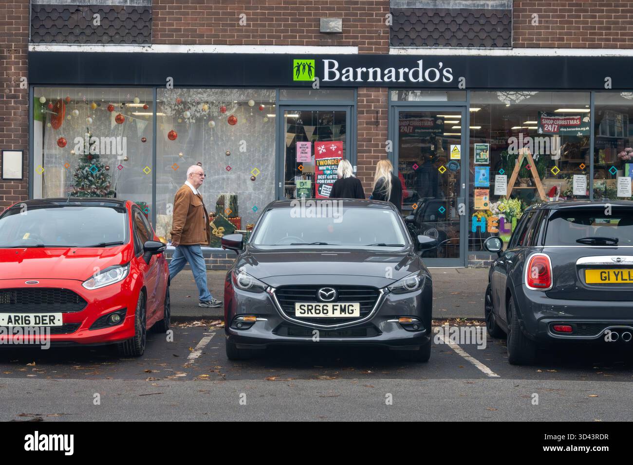 An einem kühlen Herbsttag in Wickersley, Rotherham, South Yorkshire, England, spazieren und shoppen Stockfoto