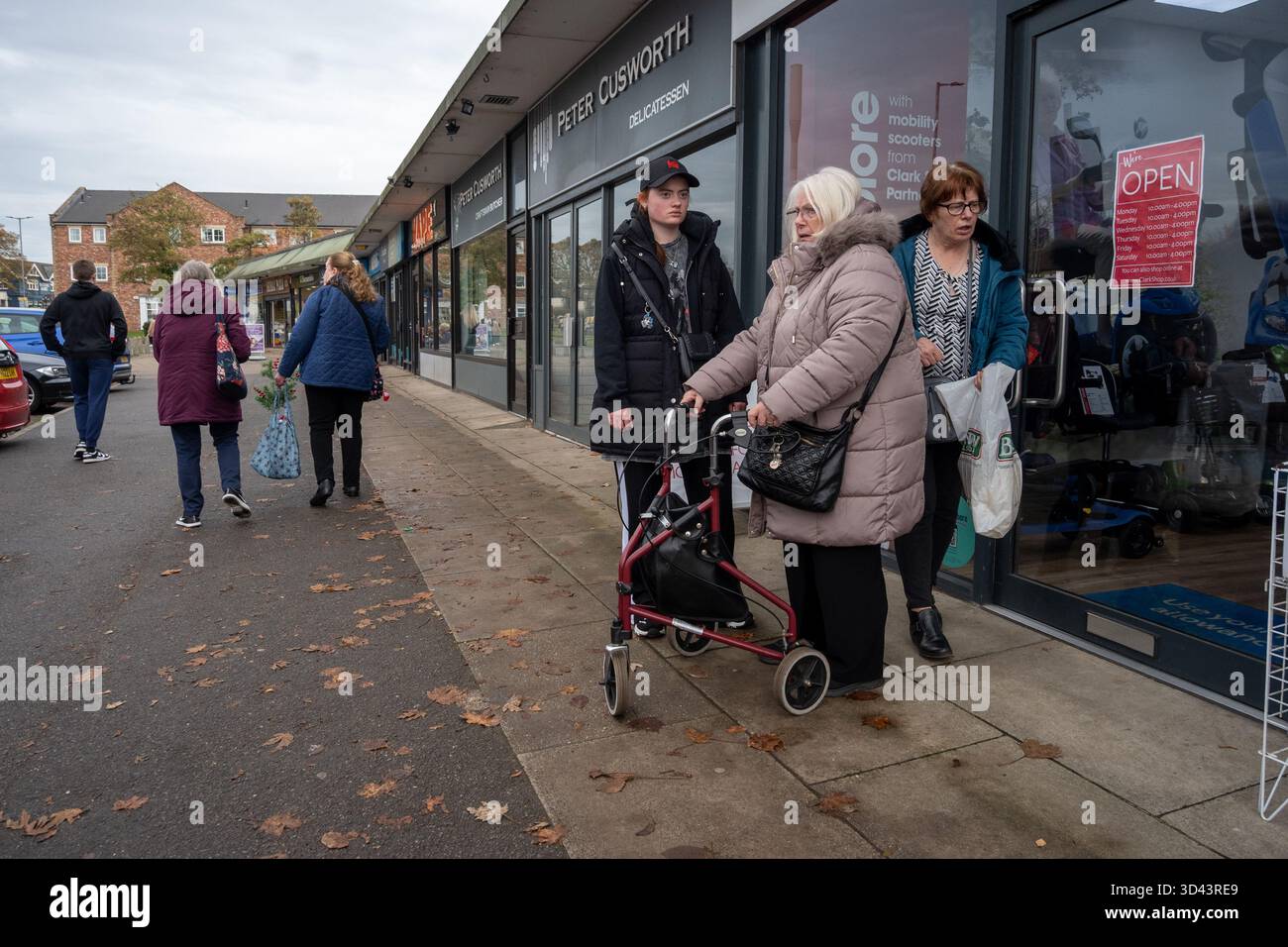 An einem kühlen Herbsttag in Wickersley, Rotherham, South Yorkshire, England, spazieren und shoppen Stockfoto