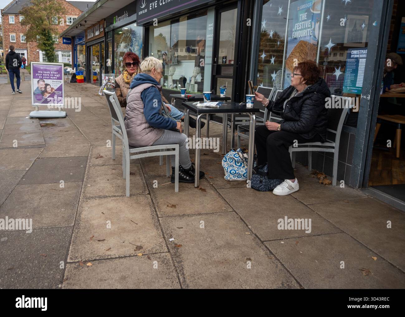 An einem kühlen Herbsttag in Wickersley, Rotherham, South Yorkshire, England, spazieren und shoppen Stockfoto