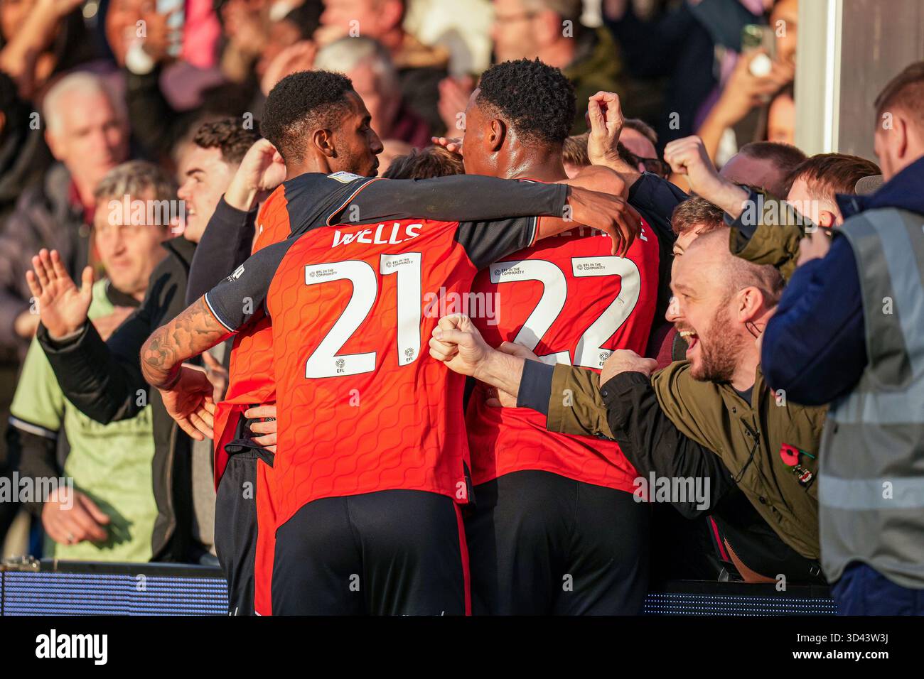 Stockport, Großbritannien. November 2025. Jake Richards (27) aus Luton Town feiert, nachdem er am 8. November 2025 im Edgeley Park Stadium in Stockport (England) das Eröffnungstor mit seinen Teamkollegen erzielt hatte. Foto: David Horn. Quelle: Prime Media Images/Alamy Live News Stockfoto