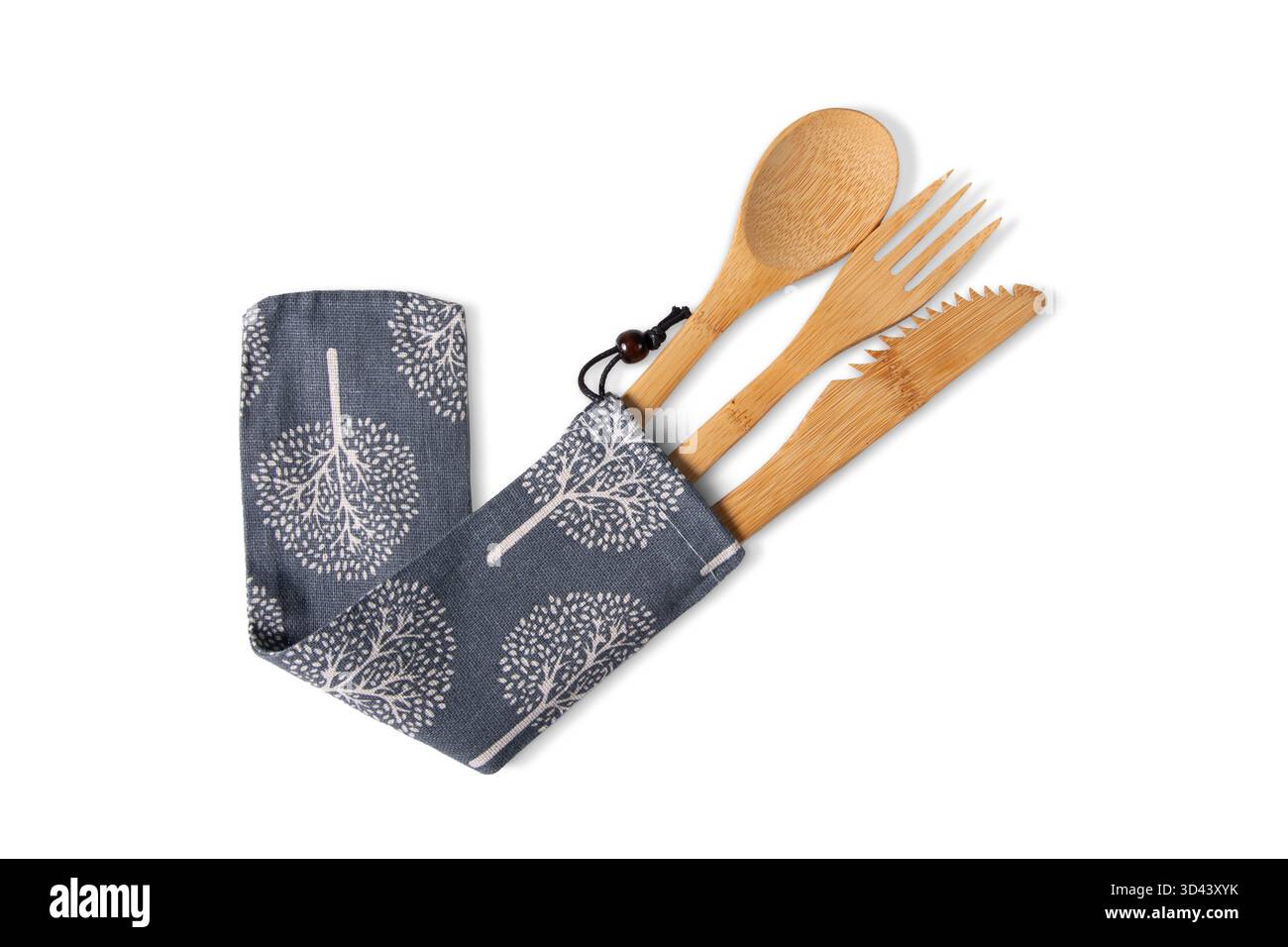 Wiederverwendbares, natürliches Bambusgabel-, Löffel- und gezacktes Messer-Set aus einer grauen Stofftasche mit weißem Baummuster, isoliert auf weiß Stockfoto