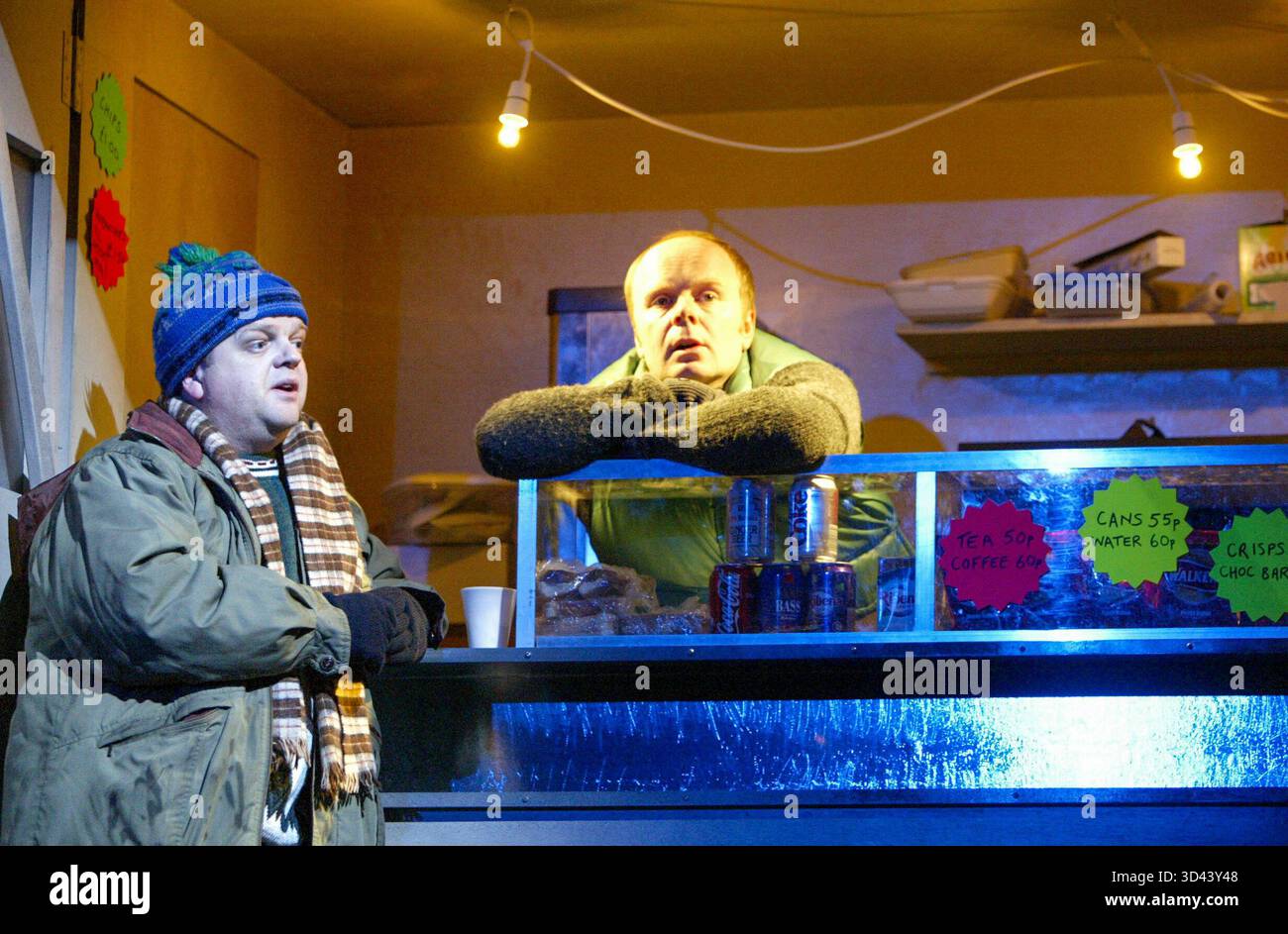 l-r: Toby Jones (Zeitungsverkäufer), Jason Watkins (BARKEEPER) in LAST TO GO von Harold Pinter im Oxford Playhouse, Oxford, England 13/02/2004 Design: Miriam Buether Beleuchtung: Johanna Town Regie: Douglas Hodge Stockfoto