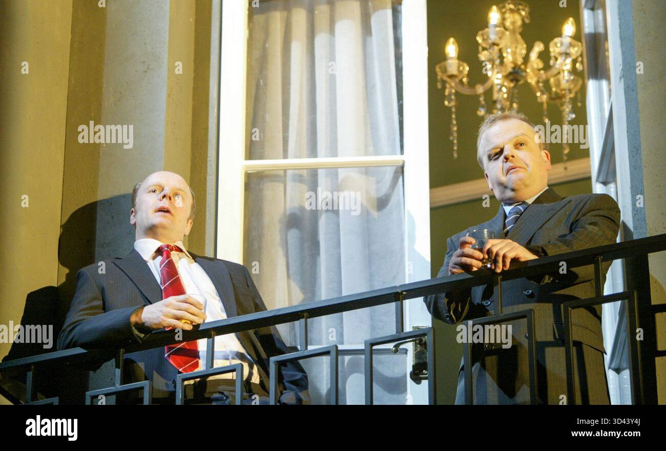 l-r: Jason Watkins, Toby Jones in PRECISE von Harold Pinter im Oxford Playhouse, Oxford, England 13/02/2004 Design: Miriam Buether Beleuchtung: Johanna Town Regie: Douglas Hodge Stockfoto