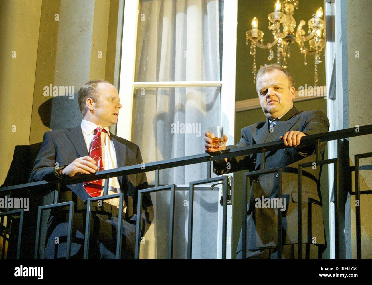 l-r: Jason Watkins, Toby Jones in PRECISE von Harold Pinter im Oxford Playhouse, Oxford, England 13/02/2004 Design: Miriam Buether Beleuchtung: Johanna Town Regie: Douglas Hodge Stockfoto