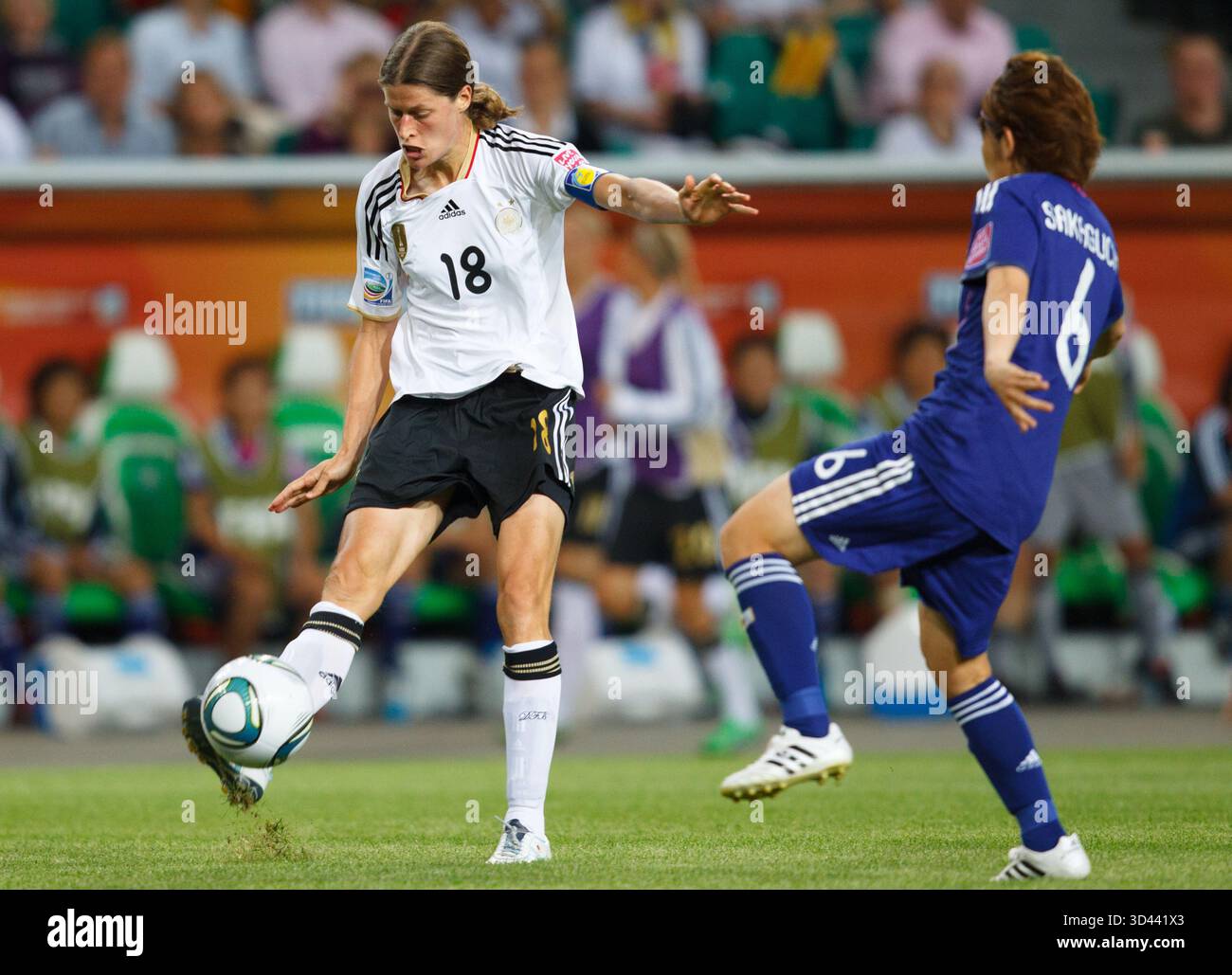 Die deutsche Mannschaftskapitän Kerstin Garefrekes (18) übergibt den Ball während eines Viertelfinalspiels der FIFA Frauen-Weltmeisterschaft gegen Japan am 9. Juli 2011 in der Arena im Allerpark in Wolfsburg. Nur redaktionelle Verwendung. Kommerzielle Nutzung verboten. Stockfoto