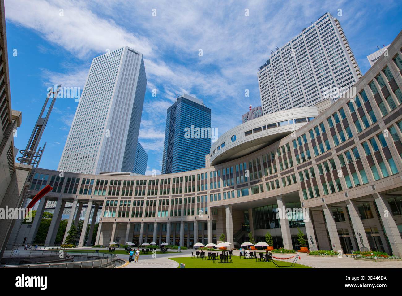 Tokyo Metropolitan Assembly Building und Metropolitan Hall in West Shinjuku, Shinjuku City, Tokio, Japan. Stockfoto