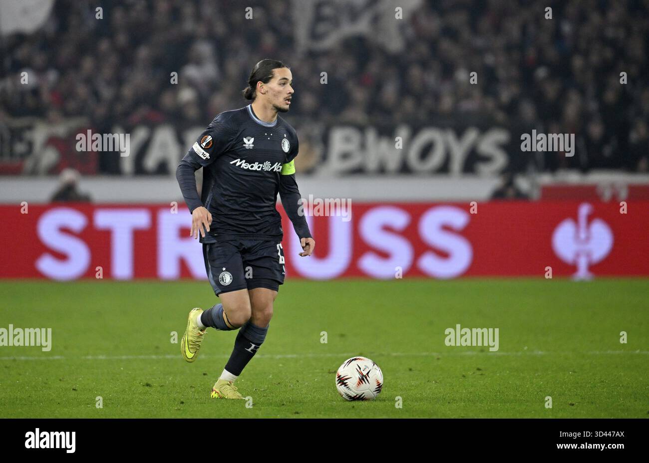 Anis Hadj Moussa Feyenoord Rotterdam (23) Aktion auf dem Ball im Hintergrund Bandenwerbung Logo STRAUSS Europa League, MHPArena, MHP Arena Stuttg Stockfoto
