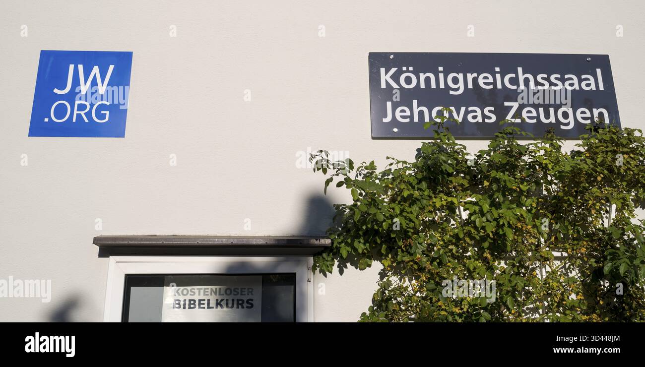 Fassade mit Schild, JW. ORG, Reichssaal, Zeugen Jehovas, Bad Toelz, Oberbayern, Bayern, Deutschland Stockfoto