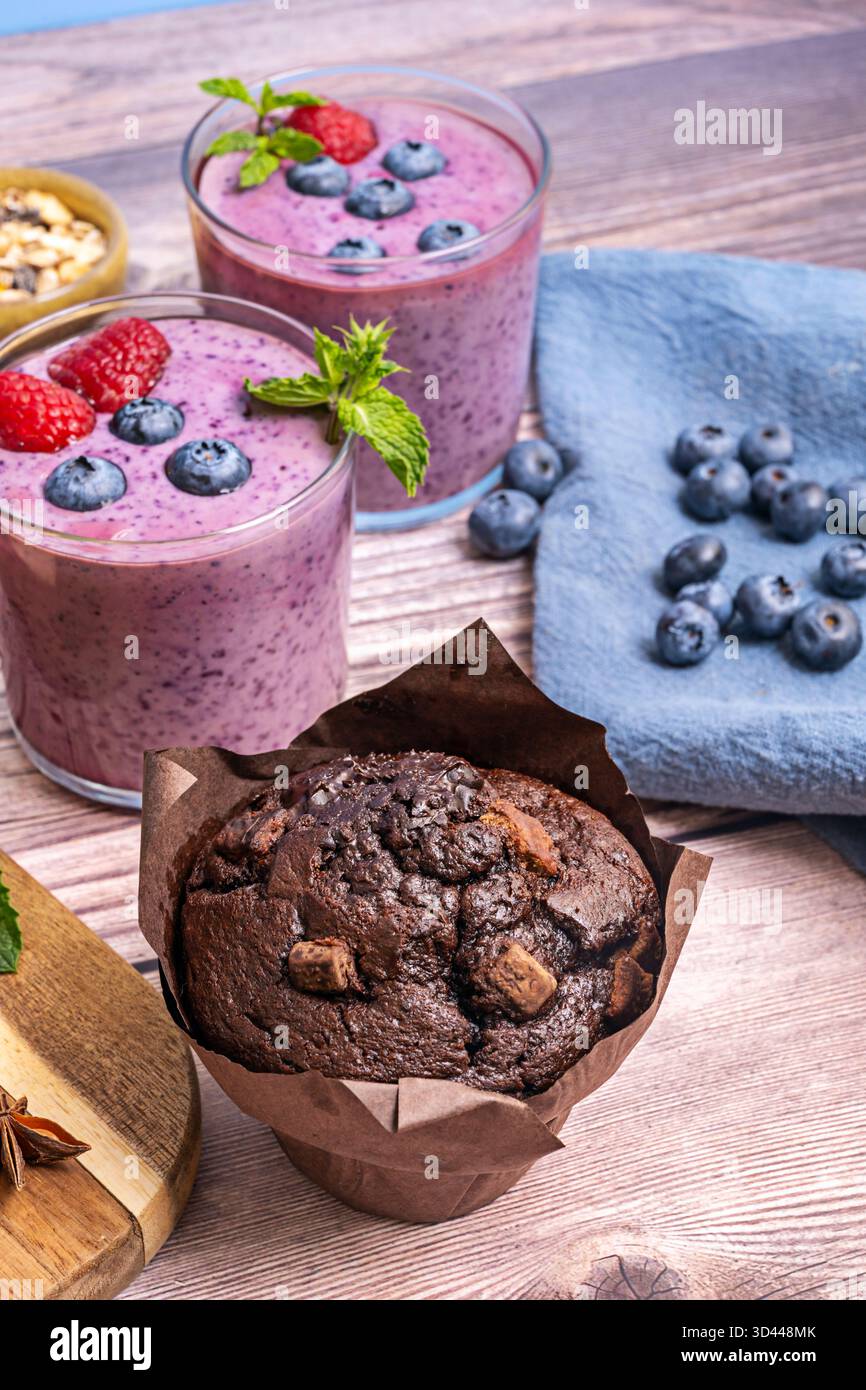 Das Foto fängt den Moment kurz vor dem ersten Schluck ein, wo alles perfekt und voller Möglichkeiten ist Stockfoto