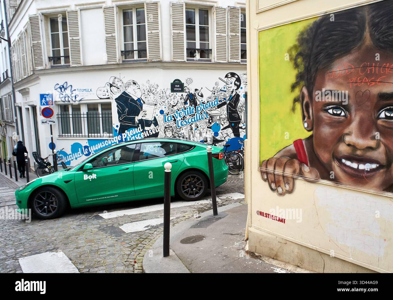 In Montmartre, Paris, ist ein lebendiges Wandbild eines lächelnden Kindes das Viertel Paris, Frankreich, aufhellt Stockfoto