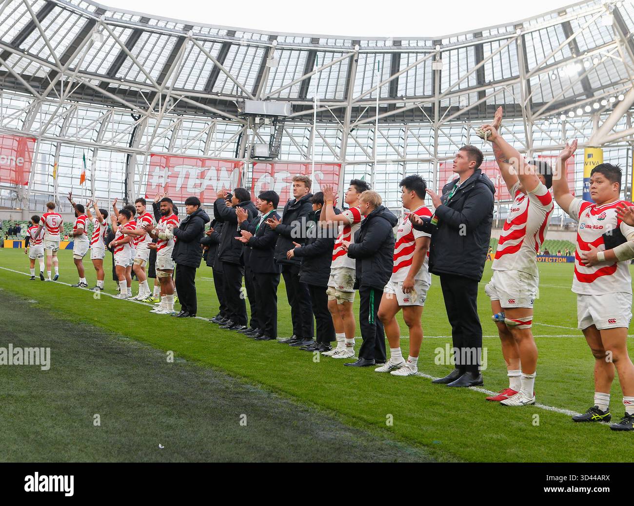 8. November 2025; Aviva Stadium, Dublin, Irland: Herbstserie International Rugby, Irland gegen Japan; das japanische Team bekundet ihre Anerkennung gegenüber den Fans. Credit: Action Plus Sports Images/Alamy Live News Stockfoto
