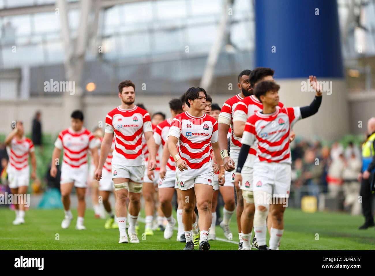 8. November 2025; Aviva Stadium, Dublin, Irland: Herbstserie International Rugby, Irland gegen Japan; das japanische Team bekundet ihre Anerkennung gegenüber den Fans. Credit: Action Plus Sports Images/Alamy Live News Stockfoto