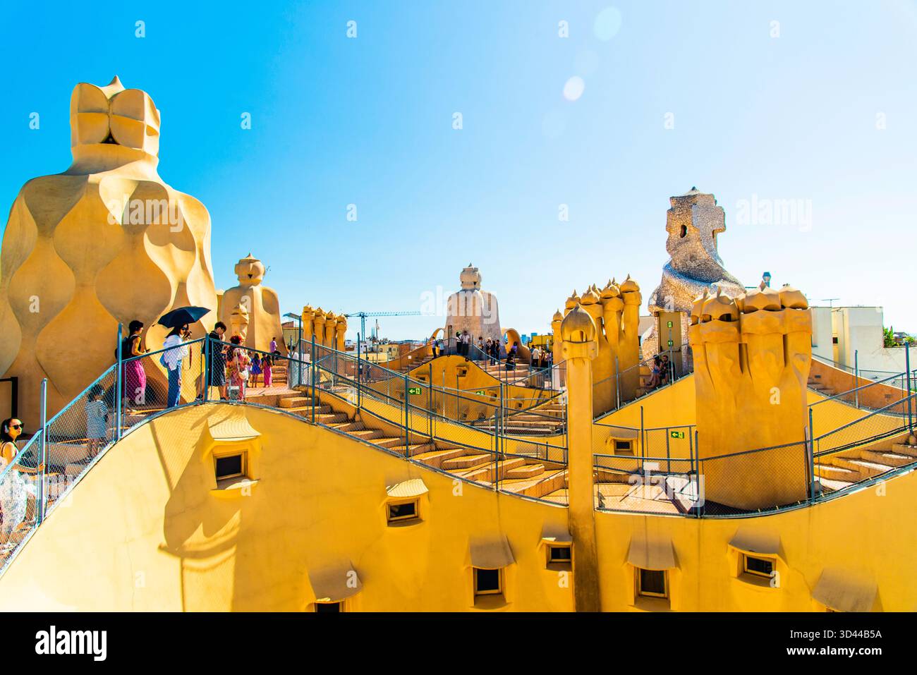 Barcelone, Spanien - 12. Juli 2025: Das Dach mit einzigartigem künstlerischem Kamin von Casa Mila in Barcelone Spanien Stockfoto