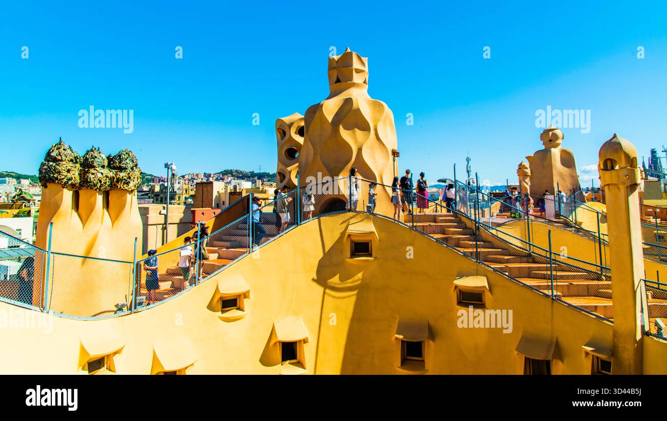 Barcelone, Spanien - 12. Juli 2025: Das Dach mit einzigartigem künstlerischem Kamin von Casa Mila in Barcelone Spanien Stockfoto
