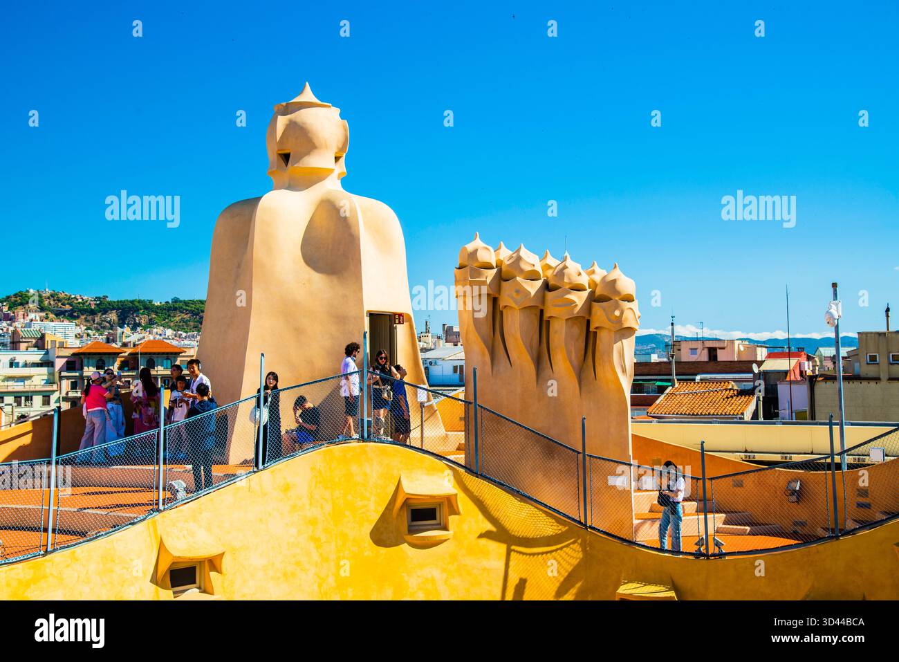 Barcelone, Spanien - 12. Juli 2025: Das Dach mit einzigartigem künstlerischem Kamin von Casa Mila in Barcelone Spanien Stockfoto