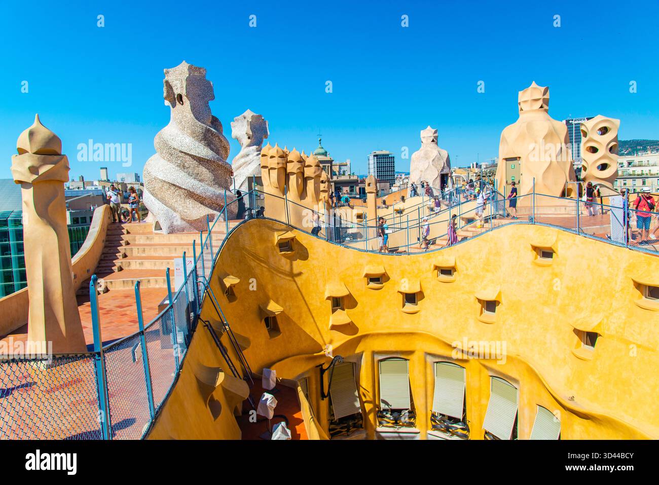 Barcelone, Spanien - 12. Juli 2025: Das Dach mit einzigartigem künstlerischem Kamin von Casa Mila in Barcelone Spanien Stockfoto