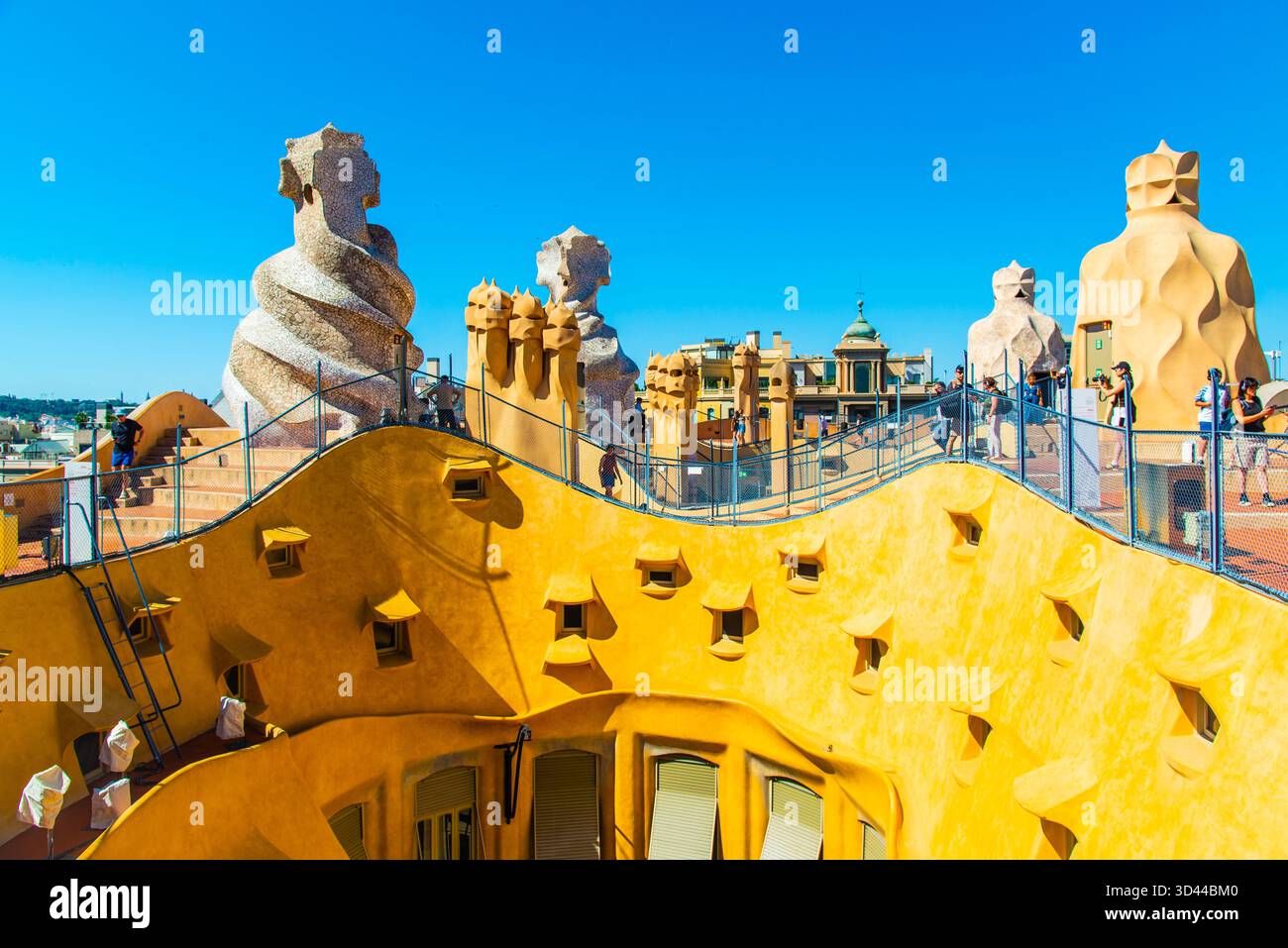 Barcelone, Spanien - 12. Juli 2025: Das Dach mit einzigartigem künstlerischem Kamin von Casa Mila in Barcelone Spanien Stockfoto