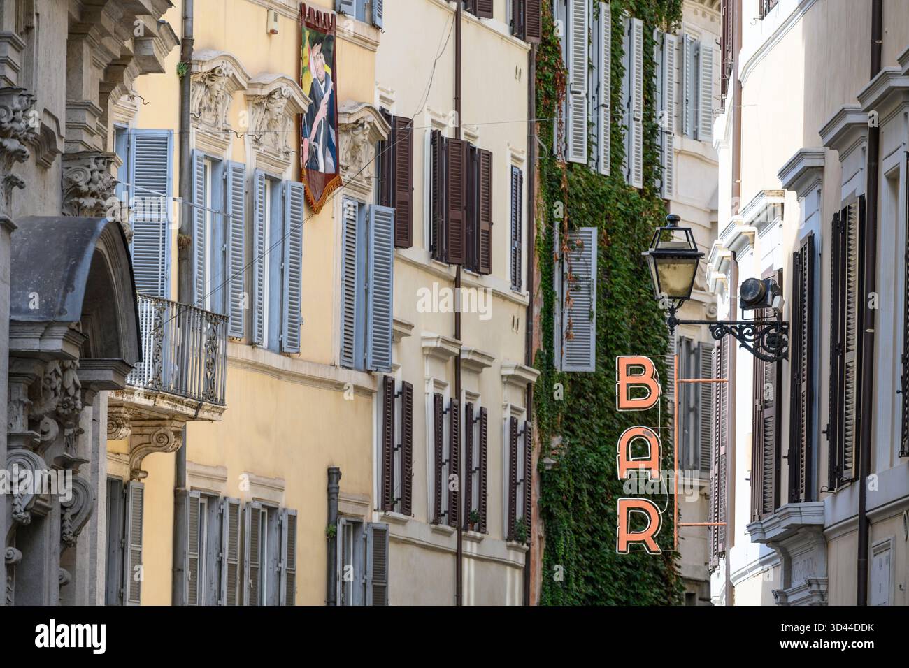 Traditionelle alte Häuser und ein Barschild an der Via di Monserrato in Regola, einem der älteren Viertel Roms im Herzen der Stadt, Rom, Italien. Stockfoto