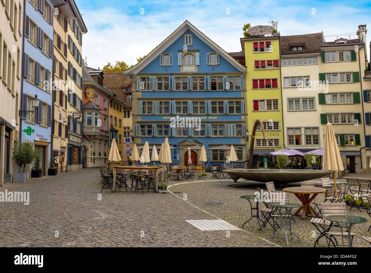 Der Münsterhof, der größte historische Platz in der Zürcher Altstadt, befindet sich neben der Fraumünster-Kirche im Kanton Zürich. Stockfoto