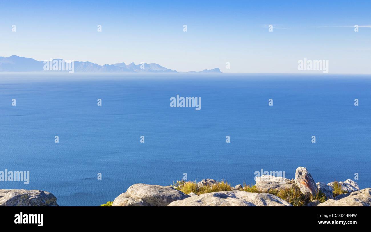 Küstengebirgslandschaft mit Fynbos-Flora in Kapstadt, Südafrika Stockfoto