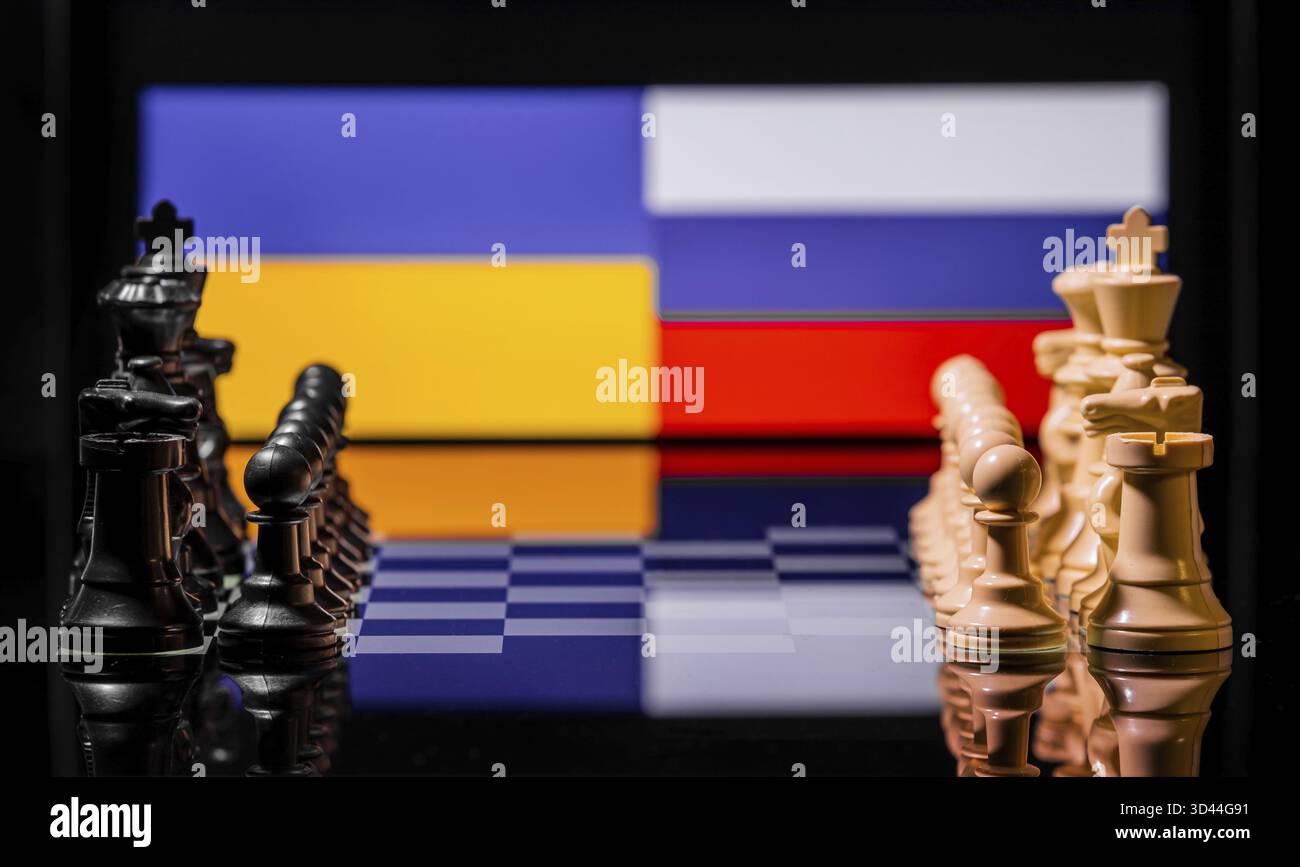 Konzeptuelles Bild des Krieges zwischen Russland und der Ukraine mit Schachfiguren und Nationalflaggen auf einem reflektierenden Hintergrund Stockfoto