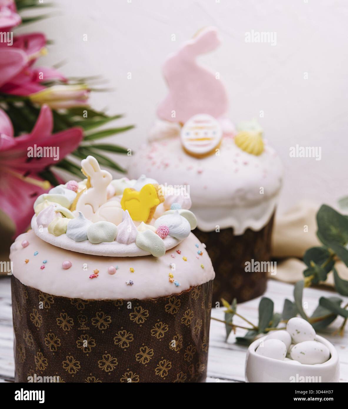 Essen, Osterkuchen und Osterhase mit Eiern Stockfoto