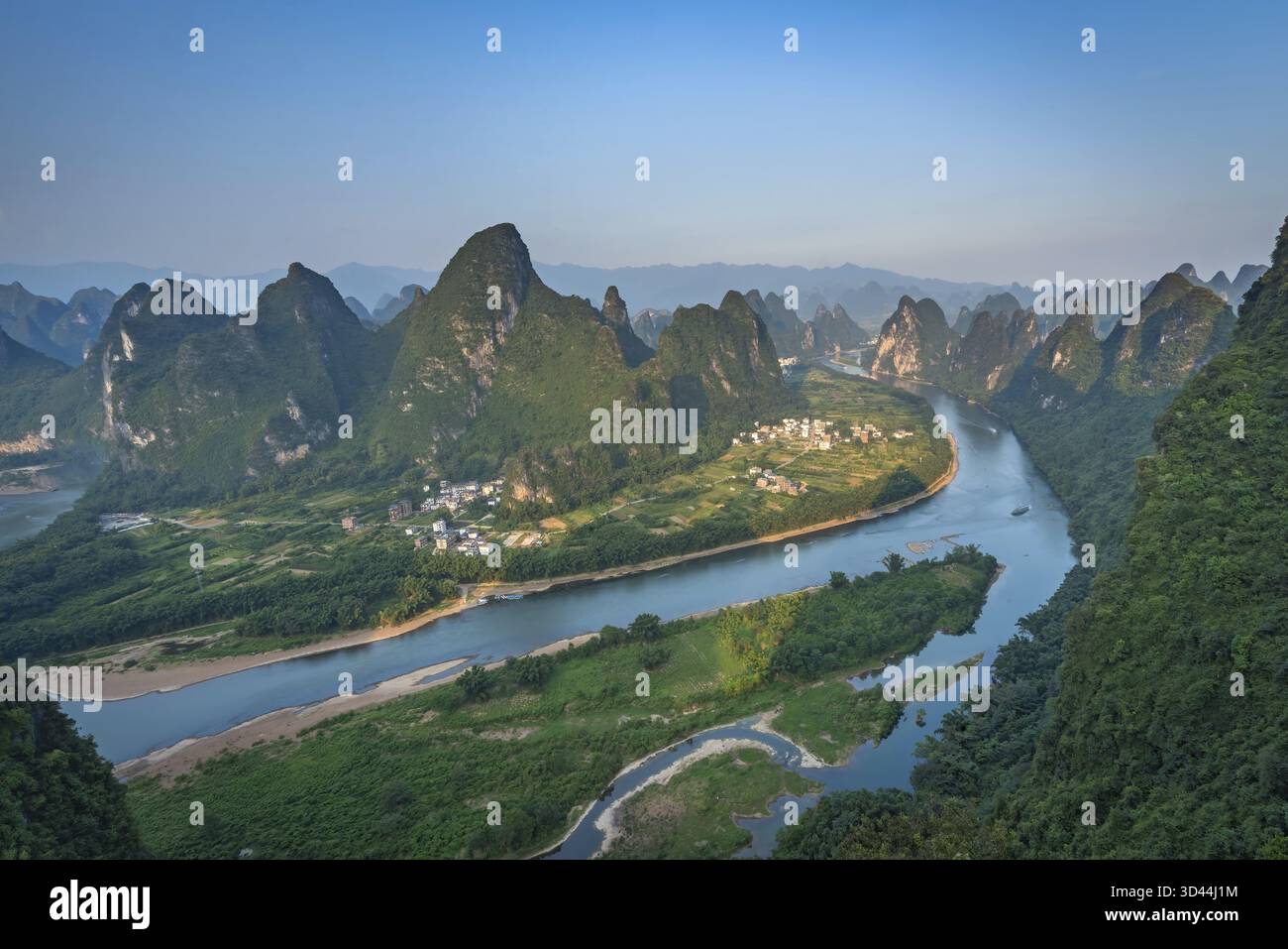 Aufnahme eines Li-Flusses, der sich durch die wunderschöne grüne, üppige und dichte Karstlandschaft in Yangshuo schlängelt, vom Aussichtspunkt Xianggong Hill aus gesehen Stockfoto