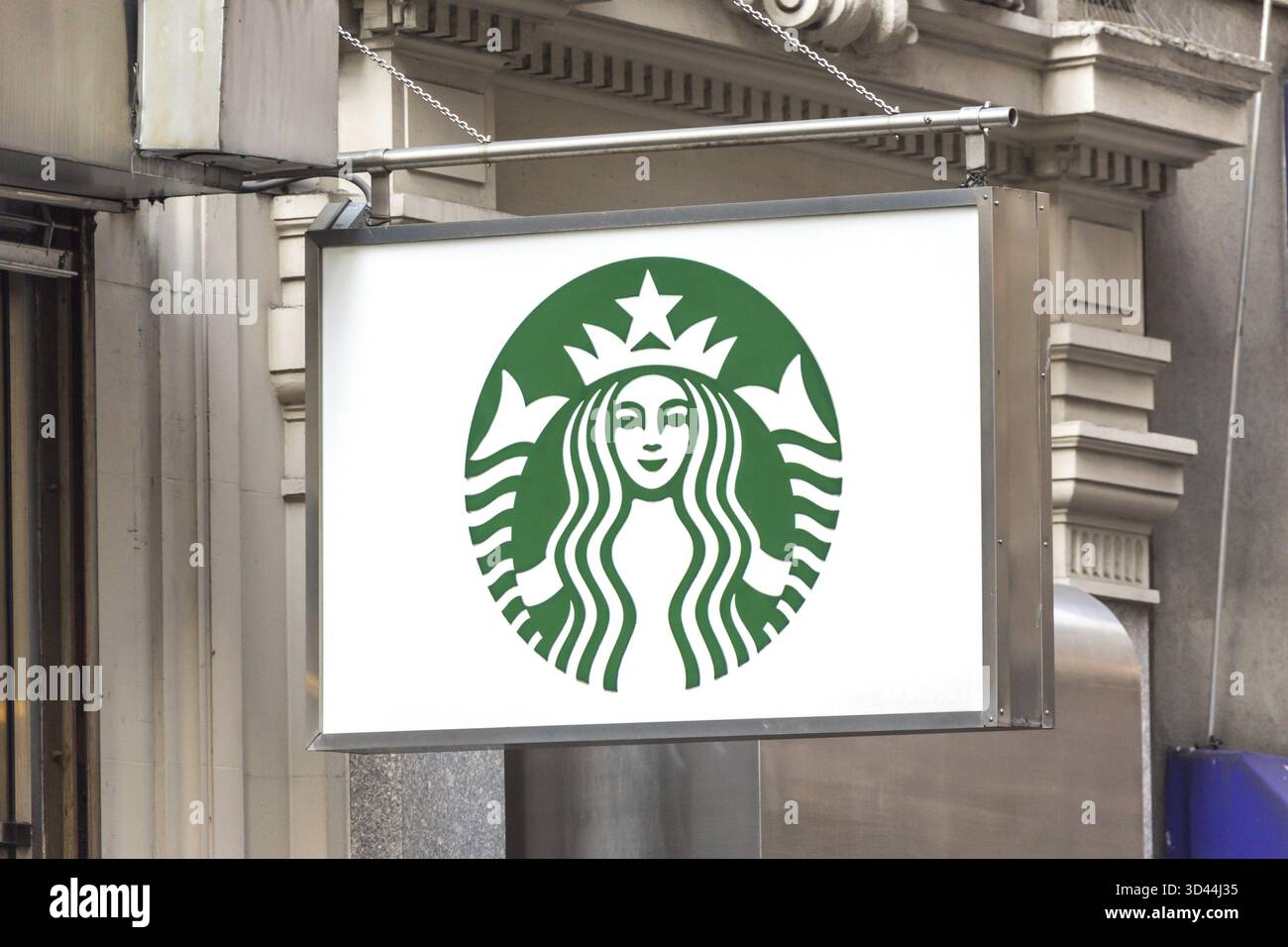 NEW YORK, USA - 16. MAI 2019: Starbucks-Unterschrift in einem Starbucks-Restaurant in New York. Starbucks Corporation ist ein amerikanisches Kaffeeunternehmen und Coffeehous Stockfoto