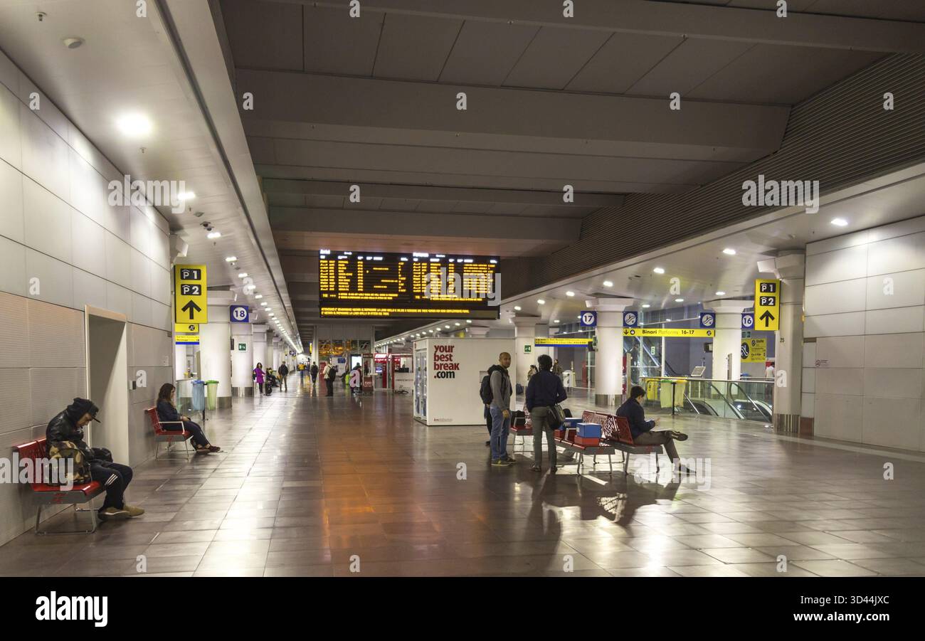 Bologna, Italien, 03. MAI 2018: Bologna Hauptbahnhof Fahrplan board Stockfoto