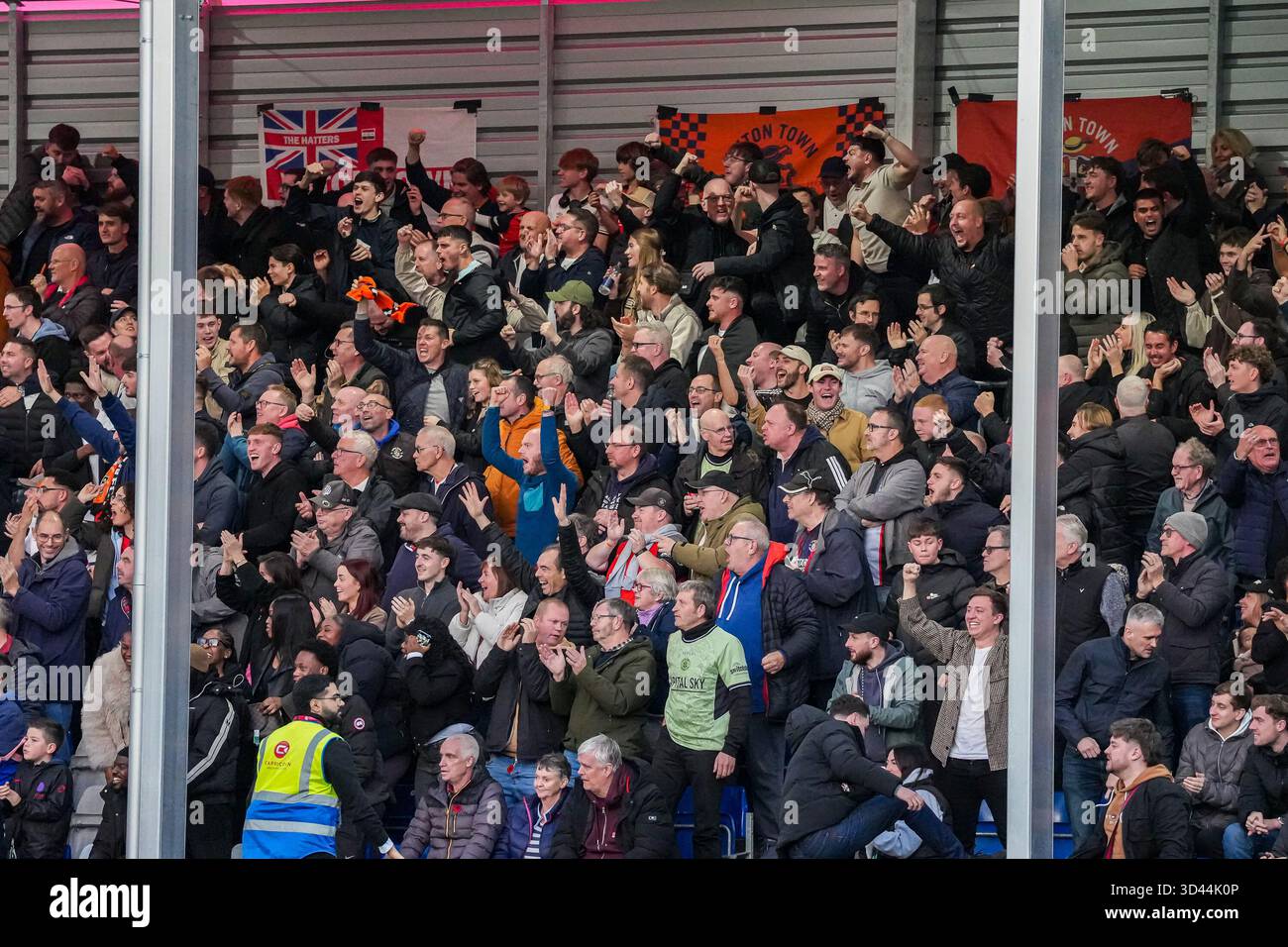 Stockport, Großbritannien. November 2025. Luton Town Fans beim Spiel der Sky Bet League 1 zwischen Stockport County und Luton Town im Edgeley Park Stadium in Stockport, England am 8. November 2025. Foto: David Horn. Quelle: Prime Media Images/Alamy Live News Stockfoto