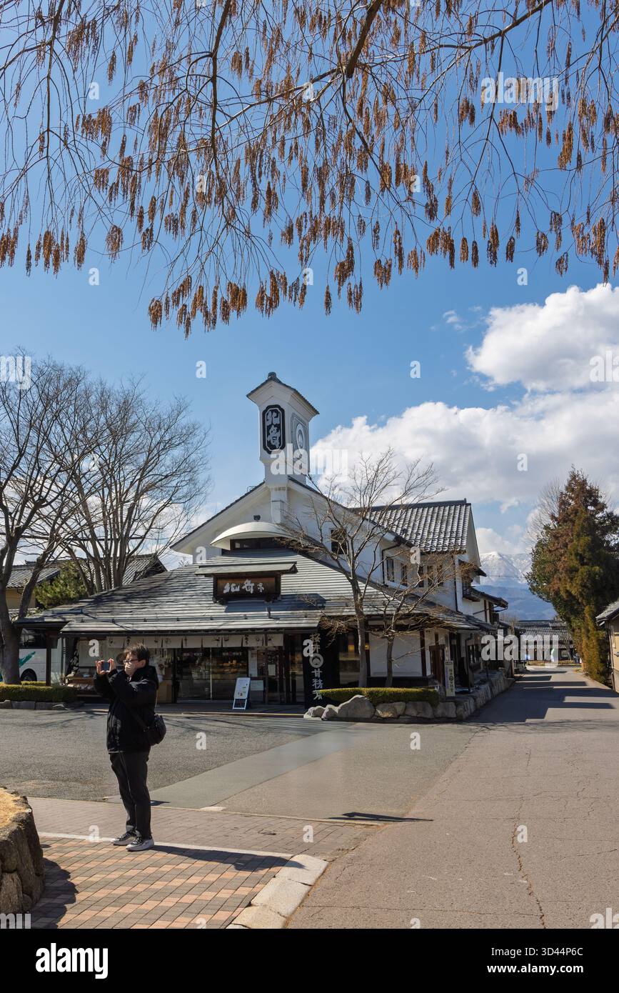 Obuse, Japan - 18. März 2025: Stadtbild mit zentralem Platz und Restaurant in Obuse in der Region Nagano in Japan Stockfoto