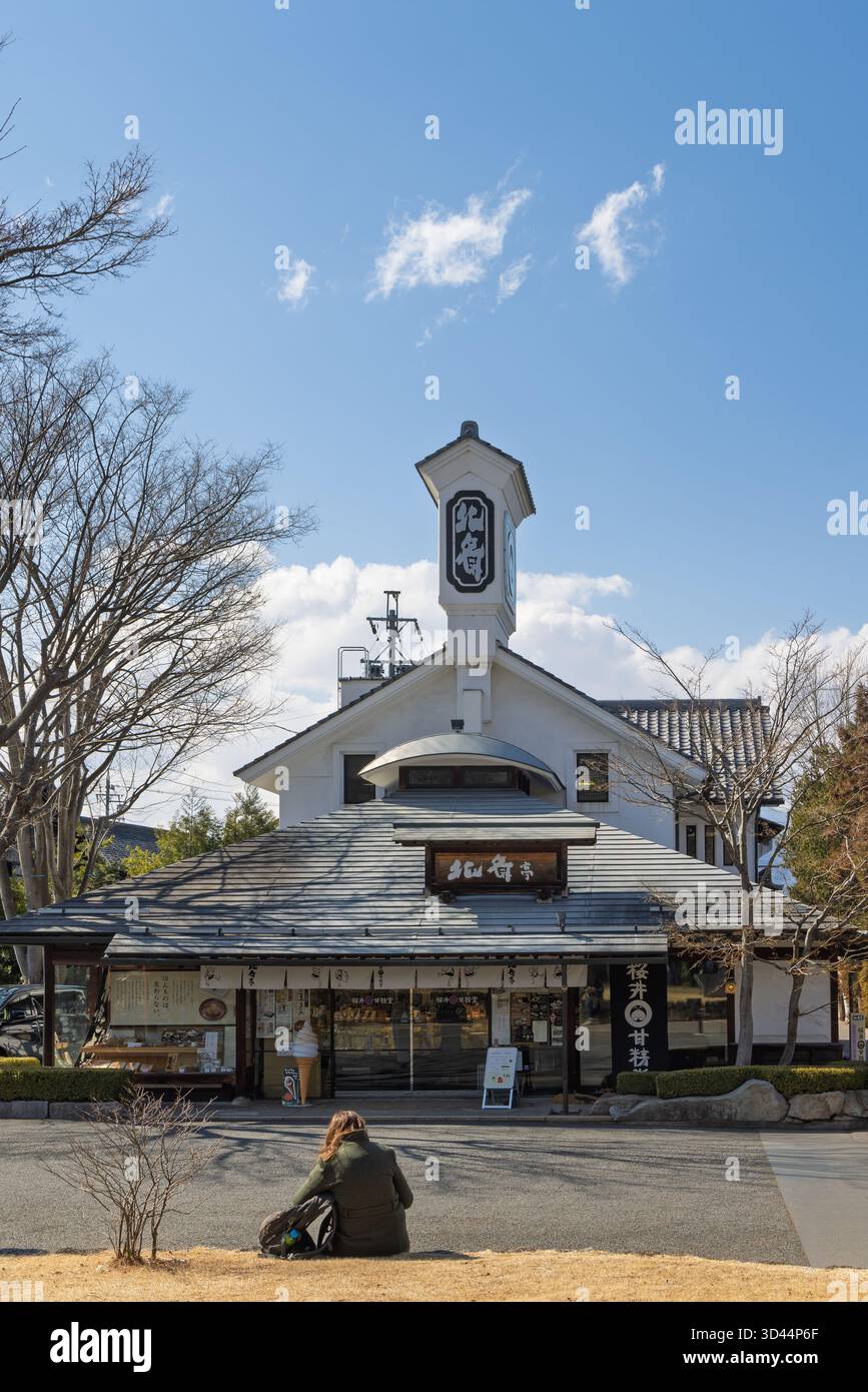 Obuse, Japan - 18. März 2025: Stadtbild mit zentralem Platz und Restaurant in Obuse in der Region Nagano in Japan Stockfoto