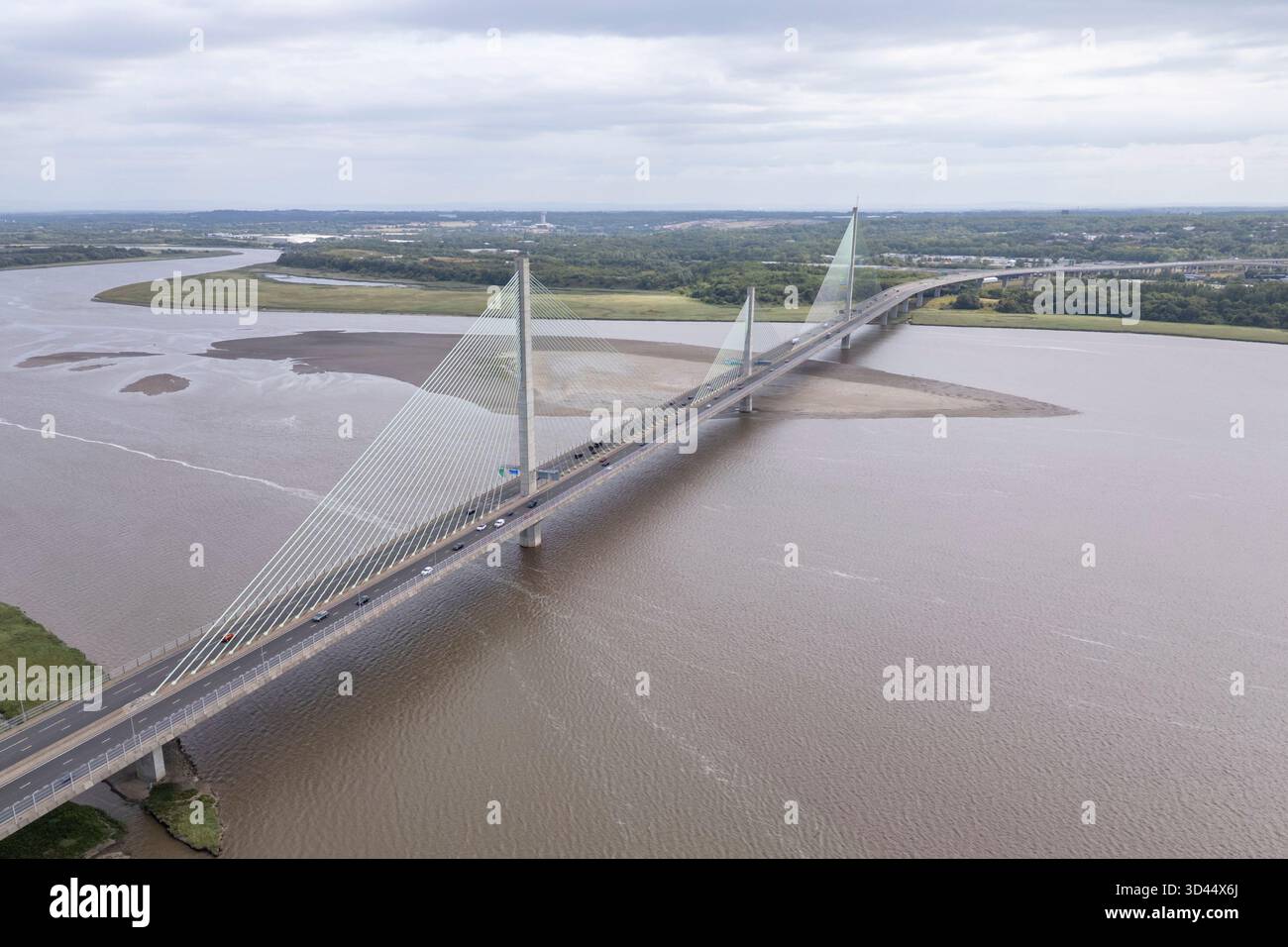 Aus der Vogelperspektive auf die Mersey Gateway Bridge, die den Mersey River und den Manchester Ship Canal überspannt, Halton, Großbritannien. Stockfoto
