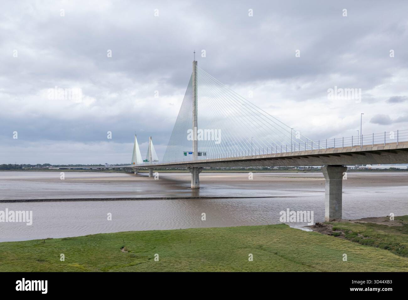 Aus der Vogelperspektive auf die Mersey Gateway Bridge, die den Mersey River und den Manchester Ship Canal überspannt, Halton, Großbritannien. Stockfoto