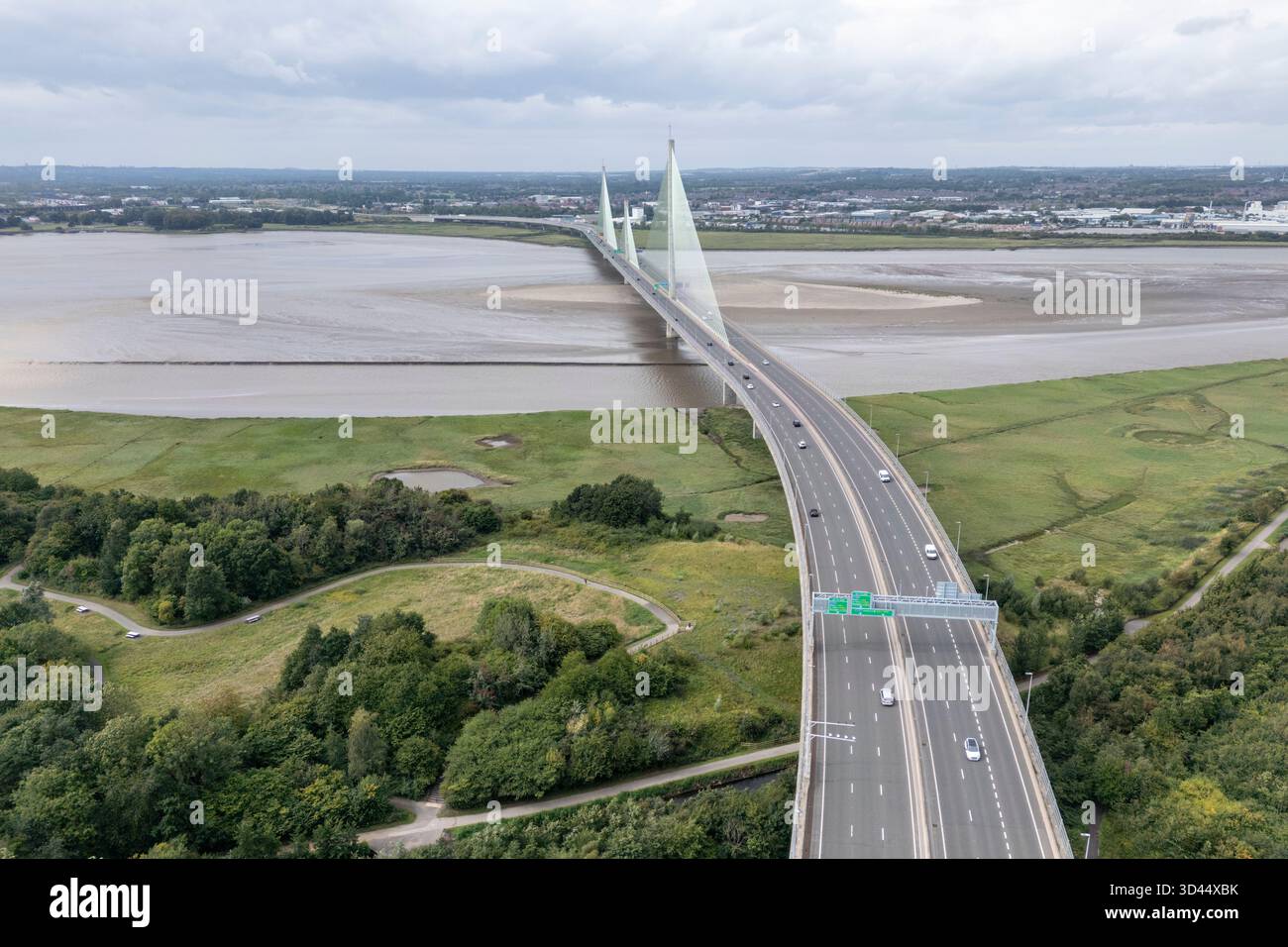 Aus der Vogelperspektive auf die Mersey Gateway Bridge, die den Mersey River und den Manchester Ship Canal überspannt, Halton, Großbritannien. Stockfoto