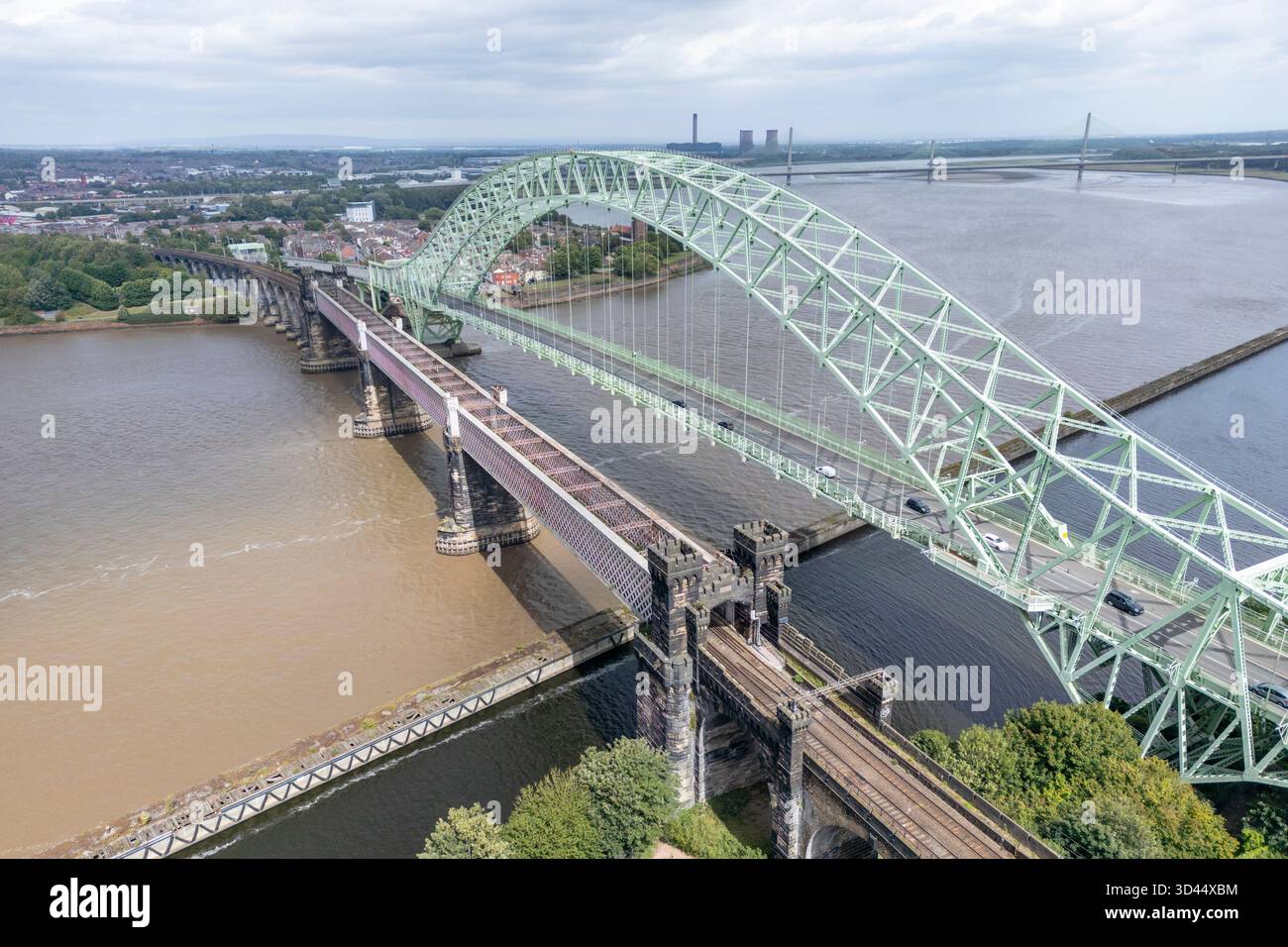 Aus der Vogelperspektive der Silver Jubilee toll Bridge und der Runcorn Railway Bridge über den River Mersey und den Manchester Ship Canal, Runcorn, Großbritannien. Stockfoto